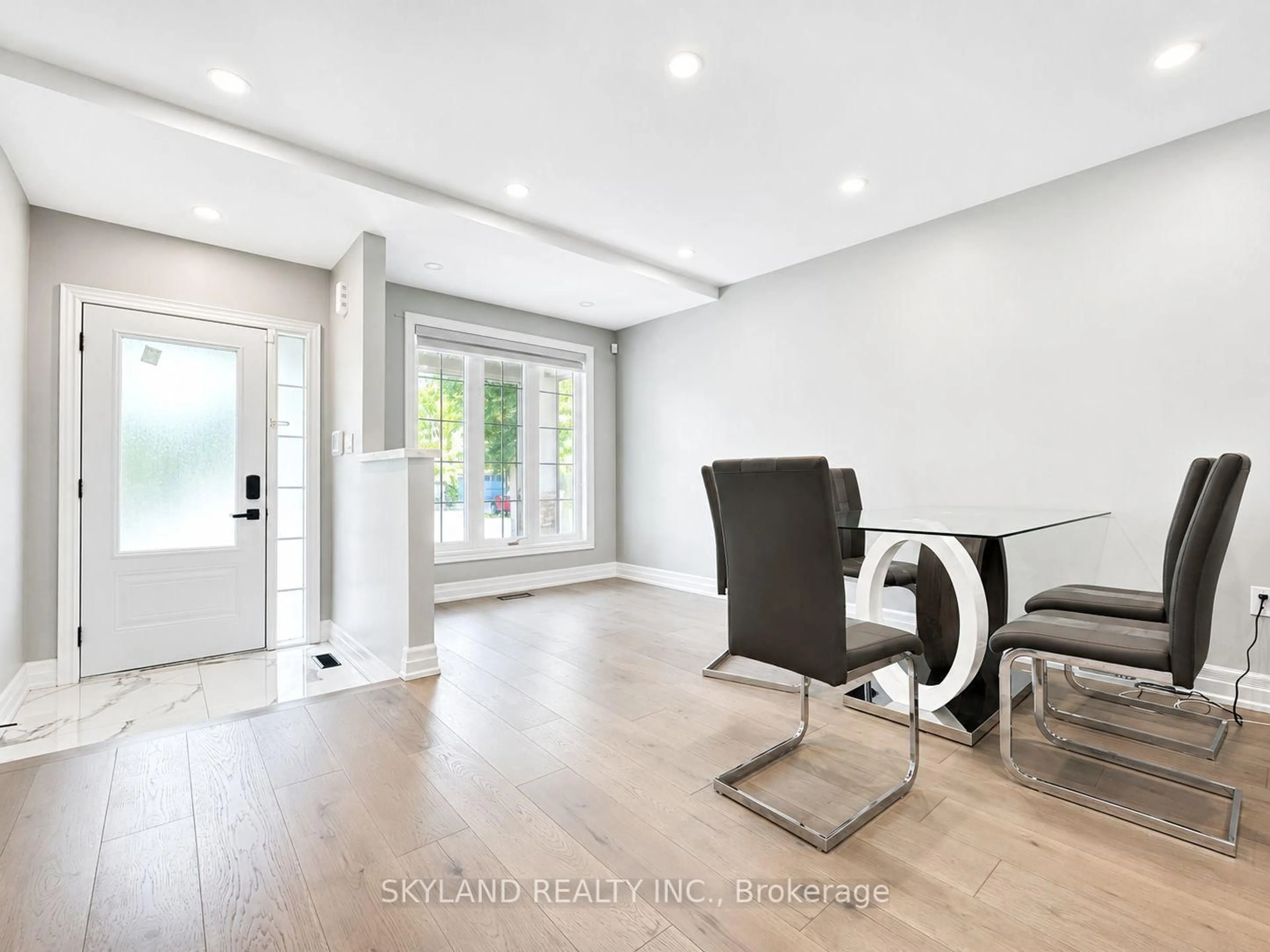 Indoor entryway for 12 Silver Linden Dr, Richmond Hill Ontario L4B 3S8