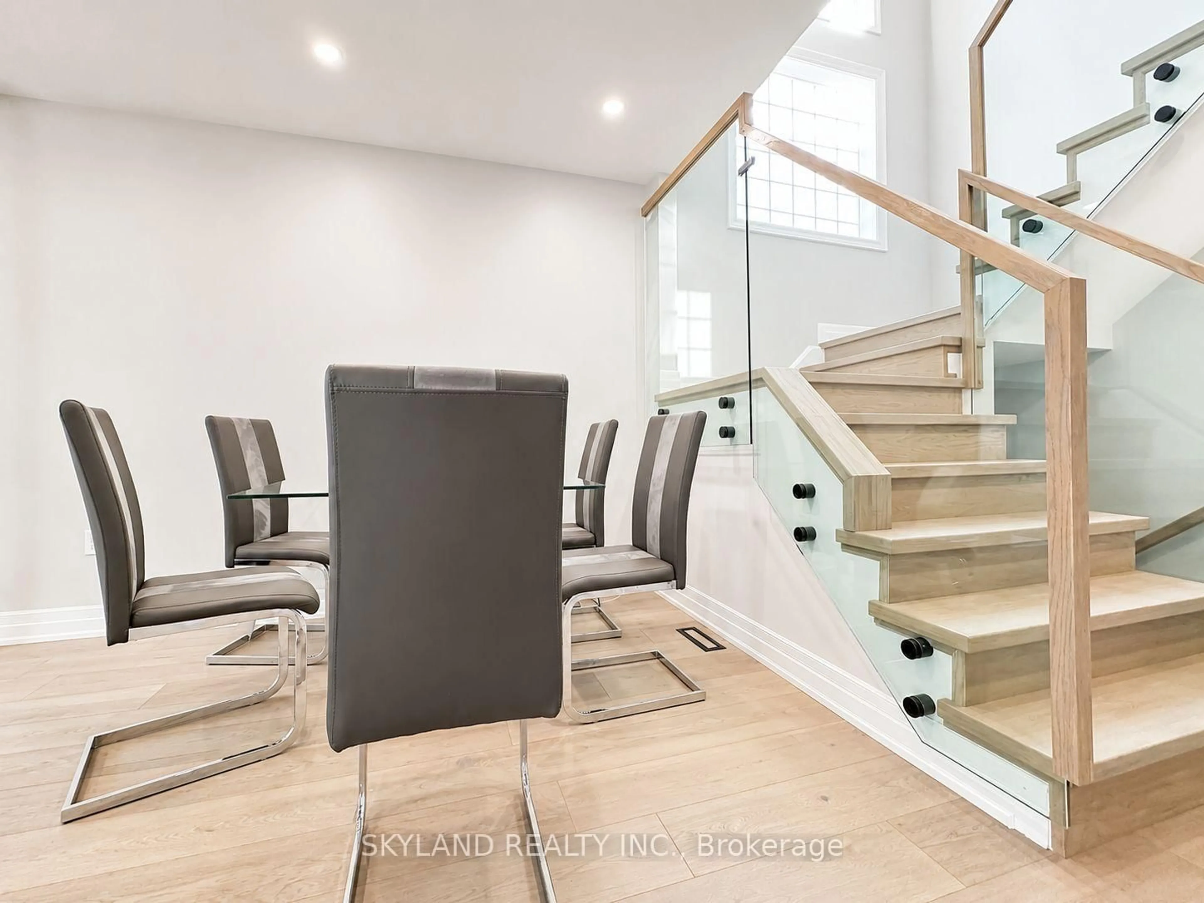 Stairs for 12 Silver Linden Dr, Richmond Hill Ontario L4B 3S8