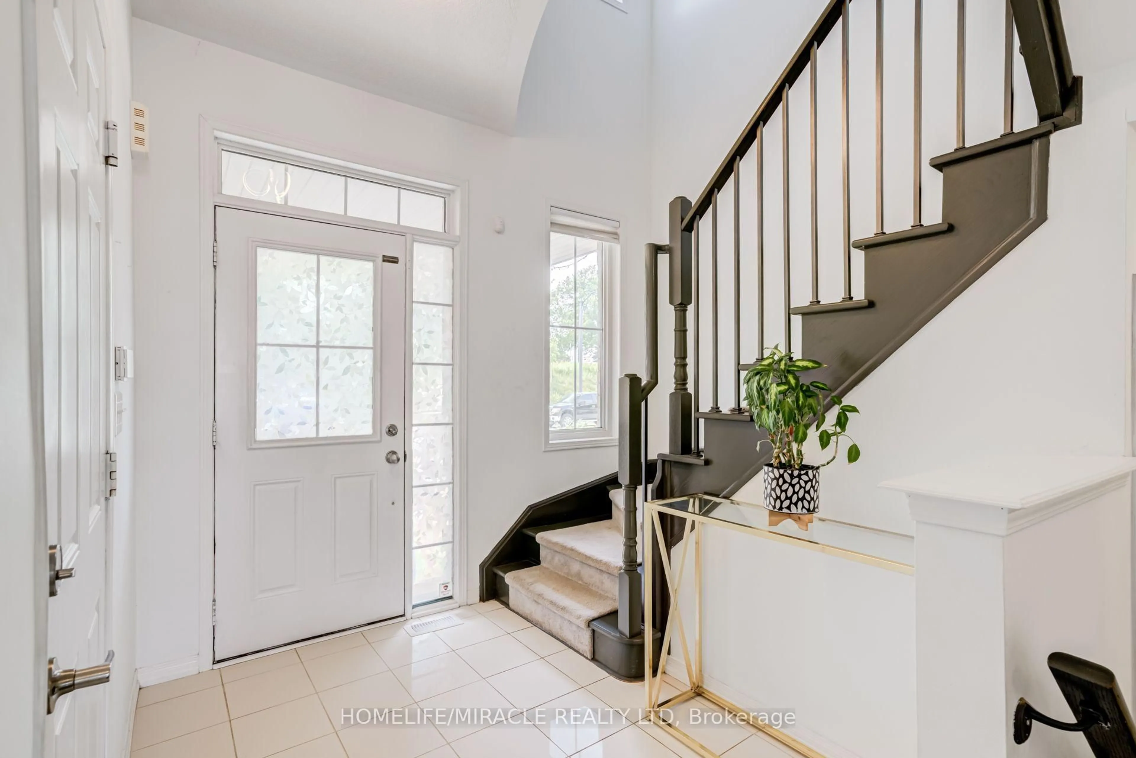 Indoor entryway for 118 Cauthers Cres, New Tecumseth Ontario L9R 1H2
