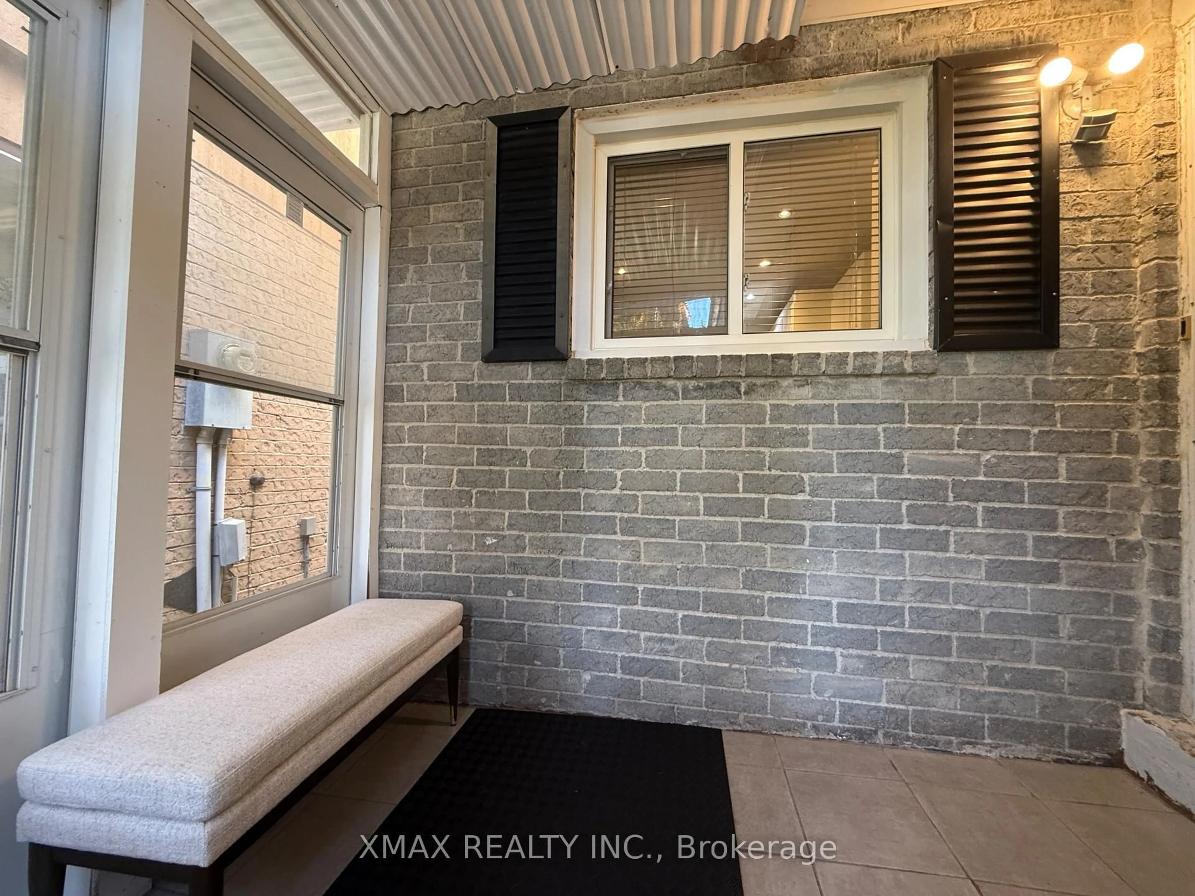 Indoor entryway for 82 Lund St, Richmond Hill Ontario L4C 5V9