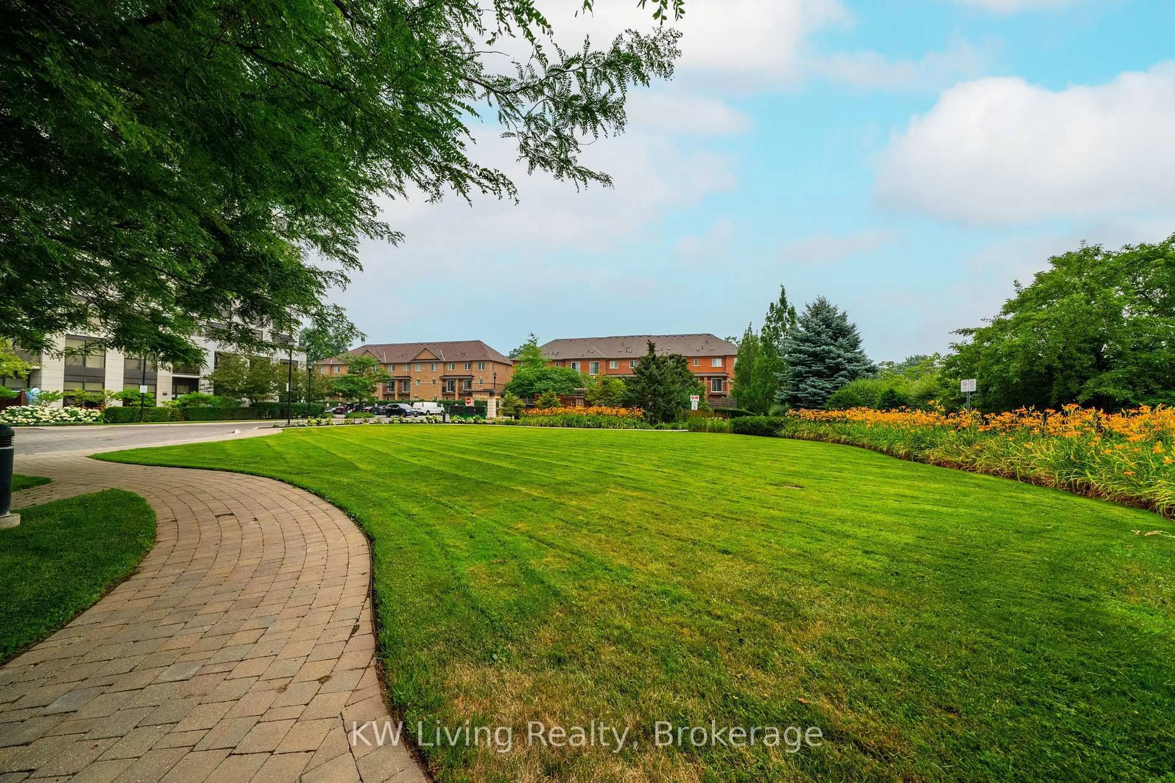 A pic from outside/outdoor area/front of a property/back of a property/a pic from drone, unknown for 18 HARDING Blvd #905, Richmond Hill Ontario L4C 0T3
