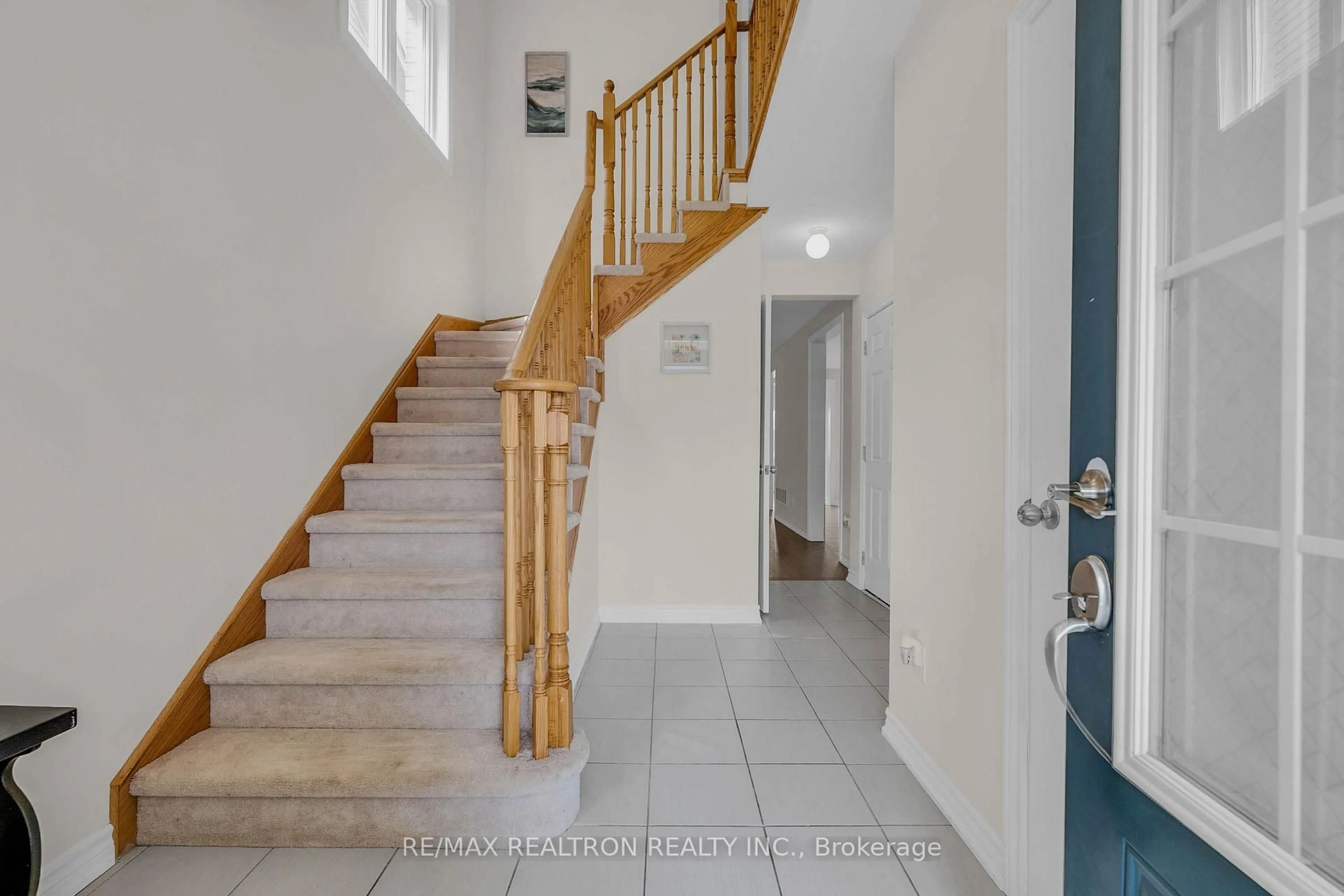 Indoor foyer for 118 Cliff Thompson Crt, Georgina Ontario L0E 1R0