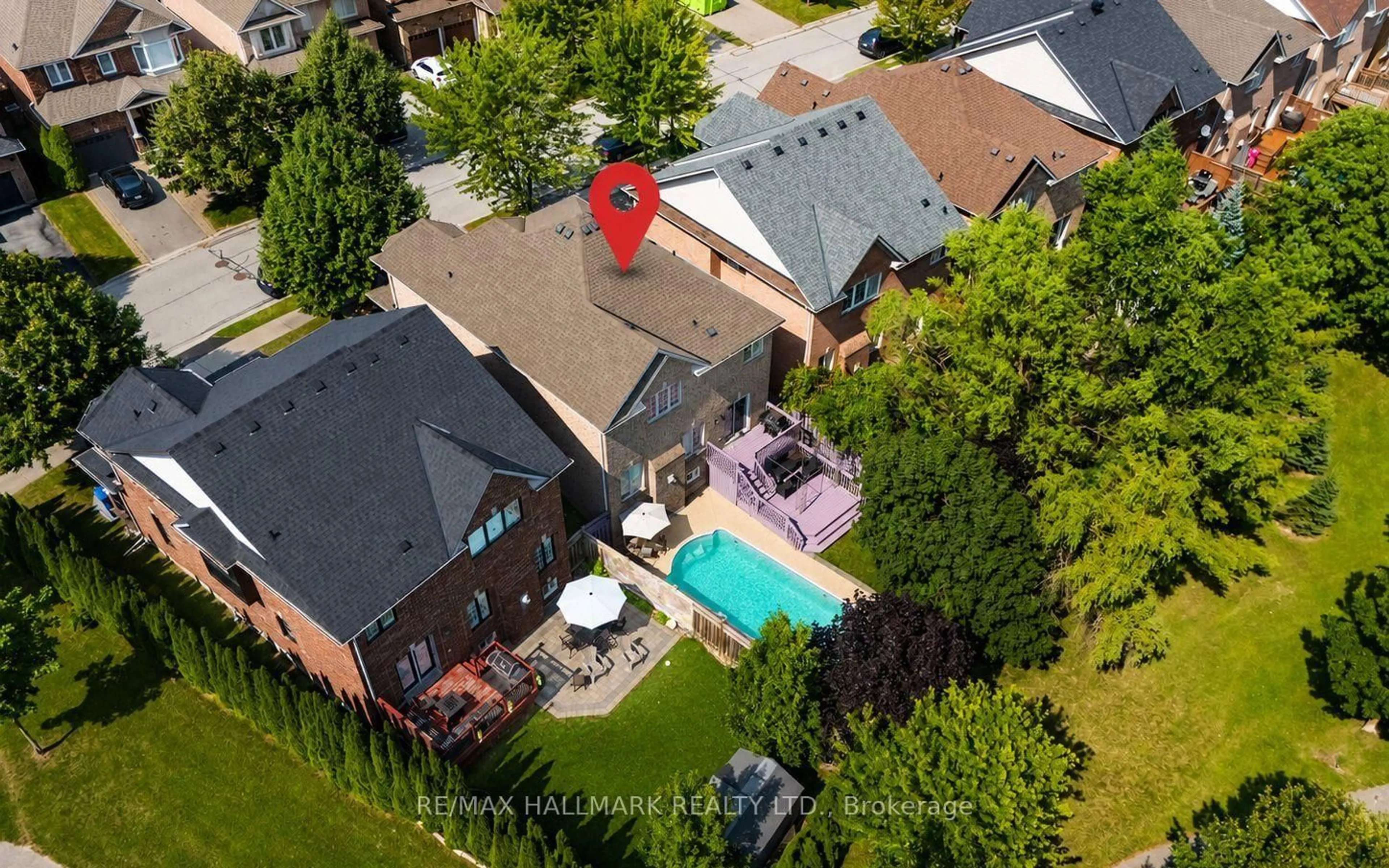 A pic from outside/outdoor area/front of a property/back of a property/a pic from drone, unknown for 614 Society Cres, Newmarket Ontario L3X 2V8