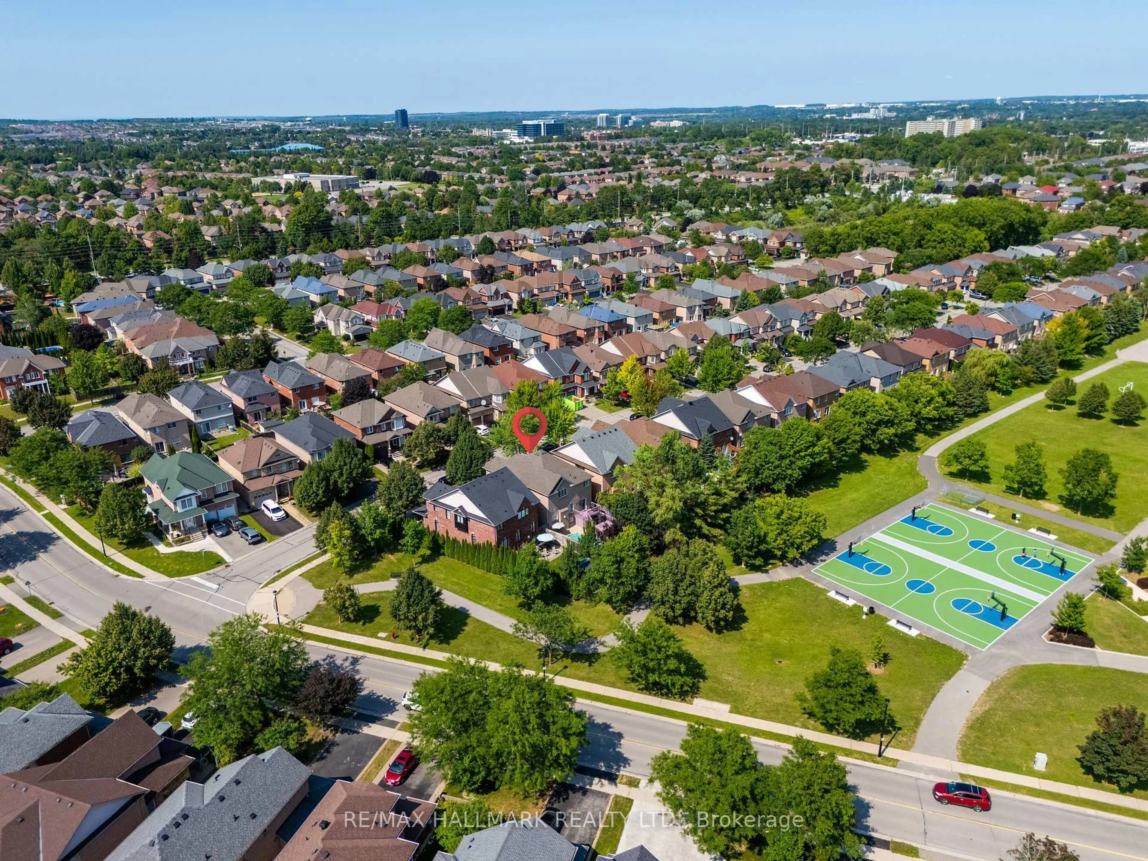A pic from outside/outdoor area/front of a property/back of a property/a pic from drone, street for 614 Society Cres, Newmarket Ontario L3X 2V8