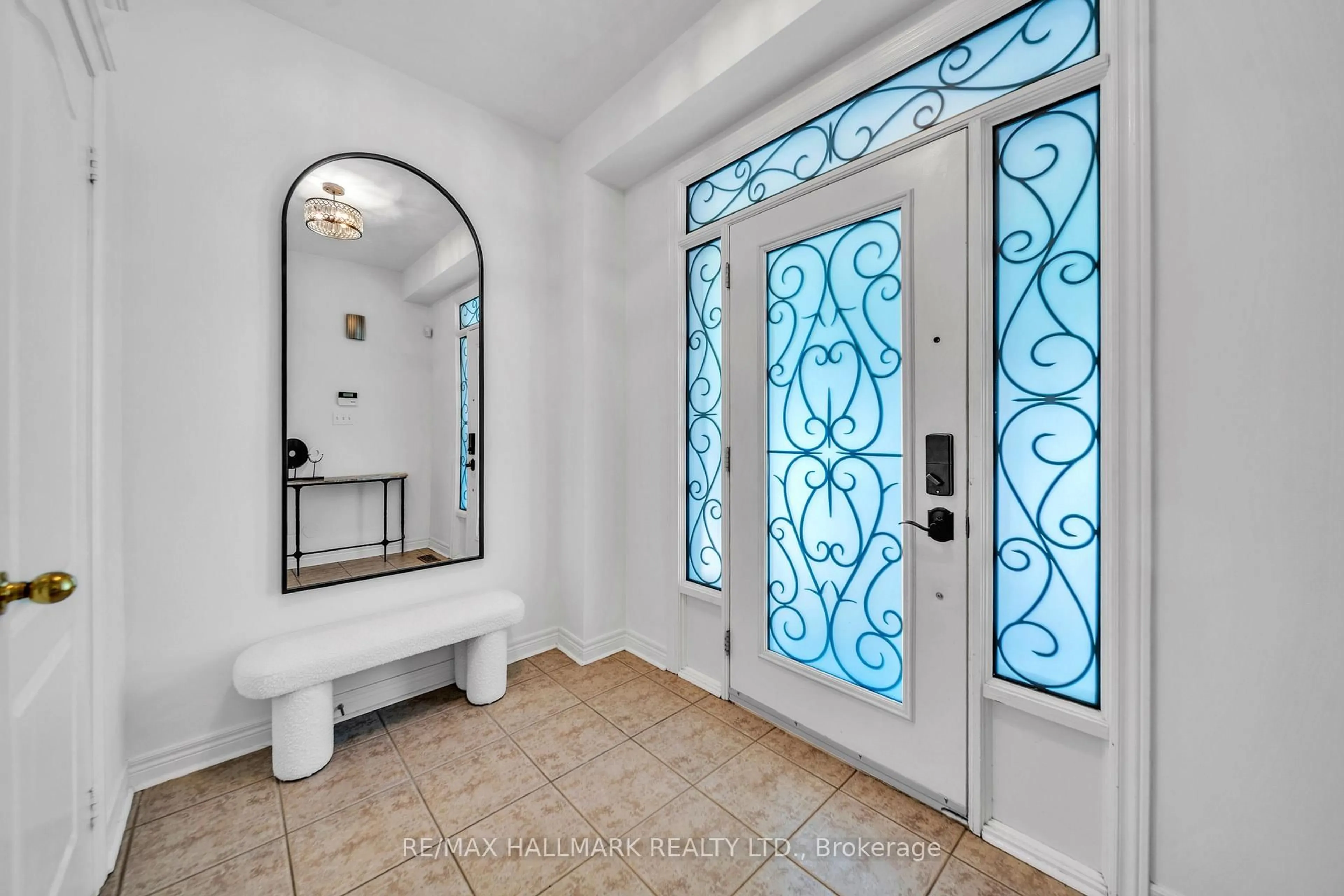 Indoor entryway for 614 Society Cres, Newmarket Ontario L3X 2V8