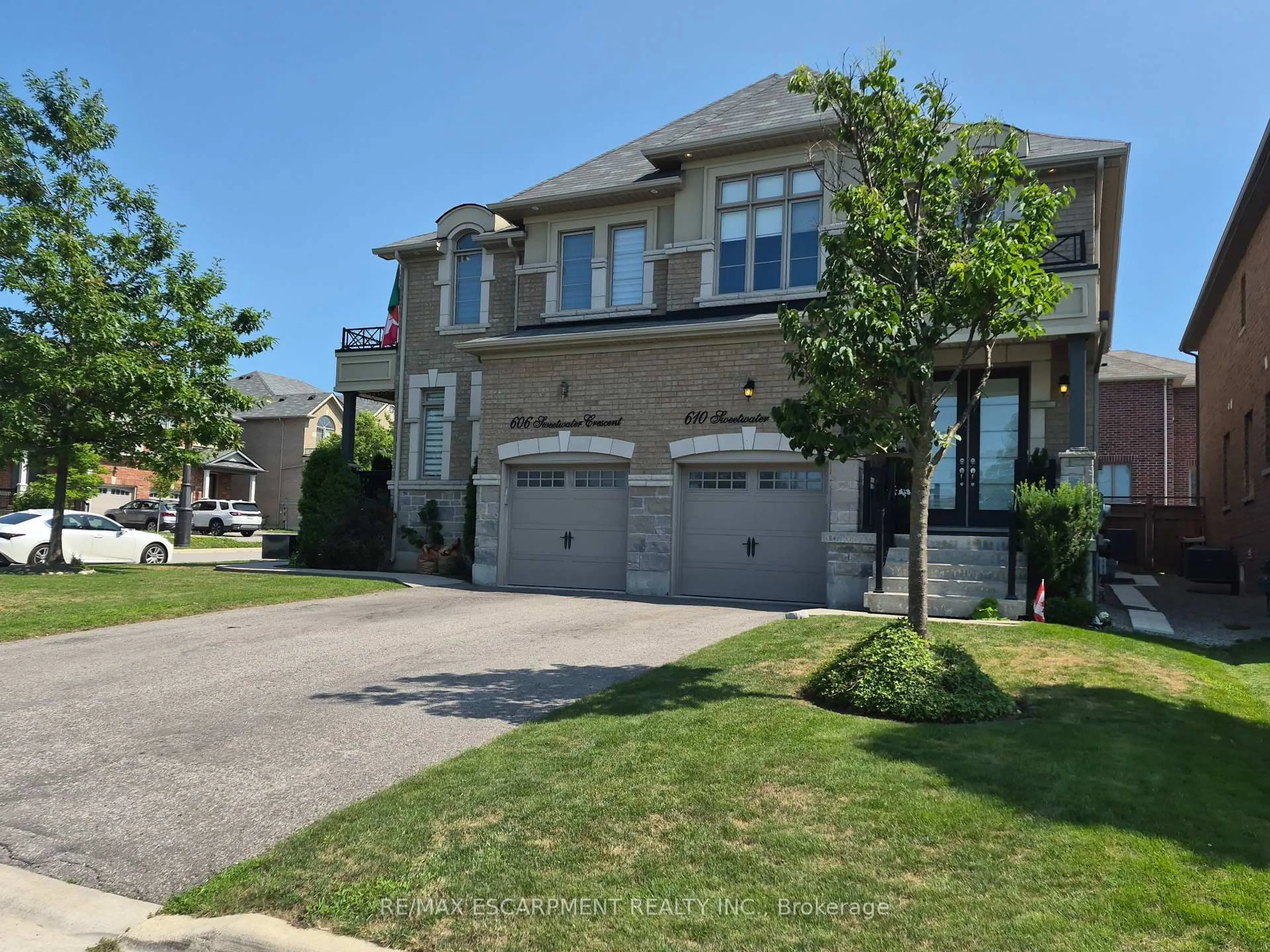 Home with brick exterior material, street for 610 Sweetwater Cres, Newmarket Ontario L3X 0H5