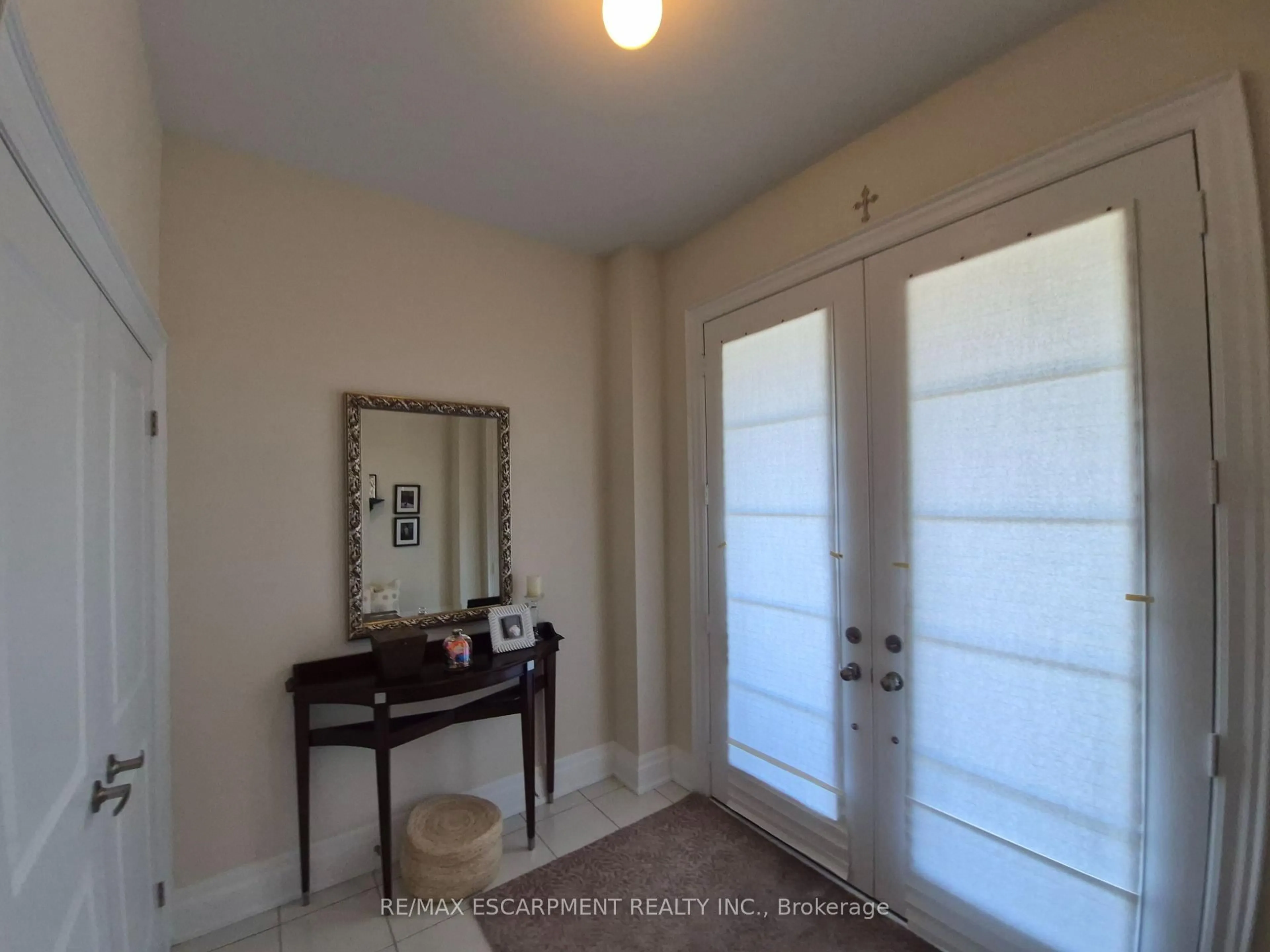 Indoor entryway for 610 Sweetwater Cres, Newmarket Ontario L3X 0H5