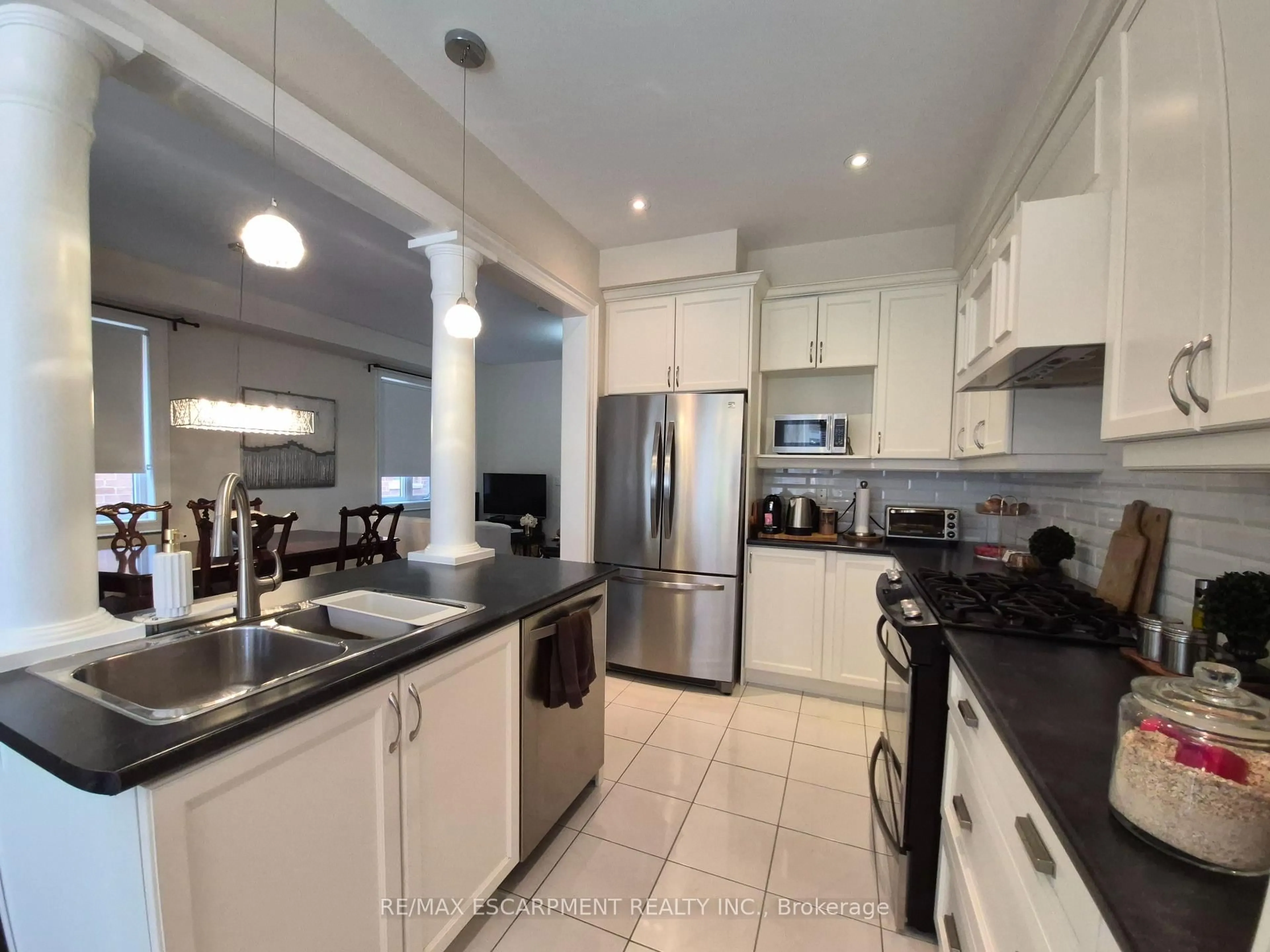 Unknown for 610 Sweetwater Cres, Newmarket Ontario L3X 0H5