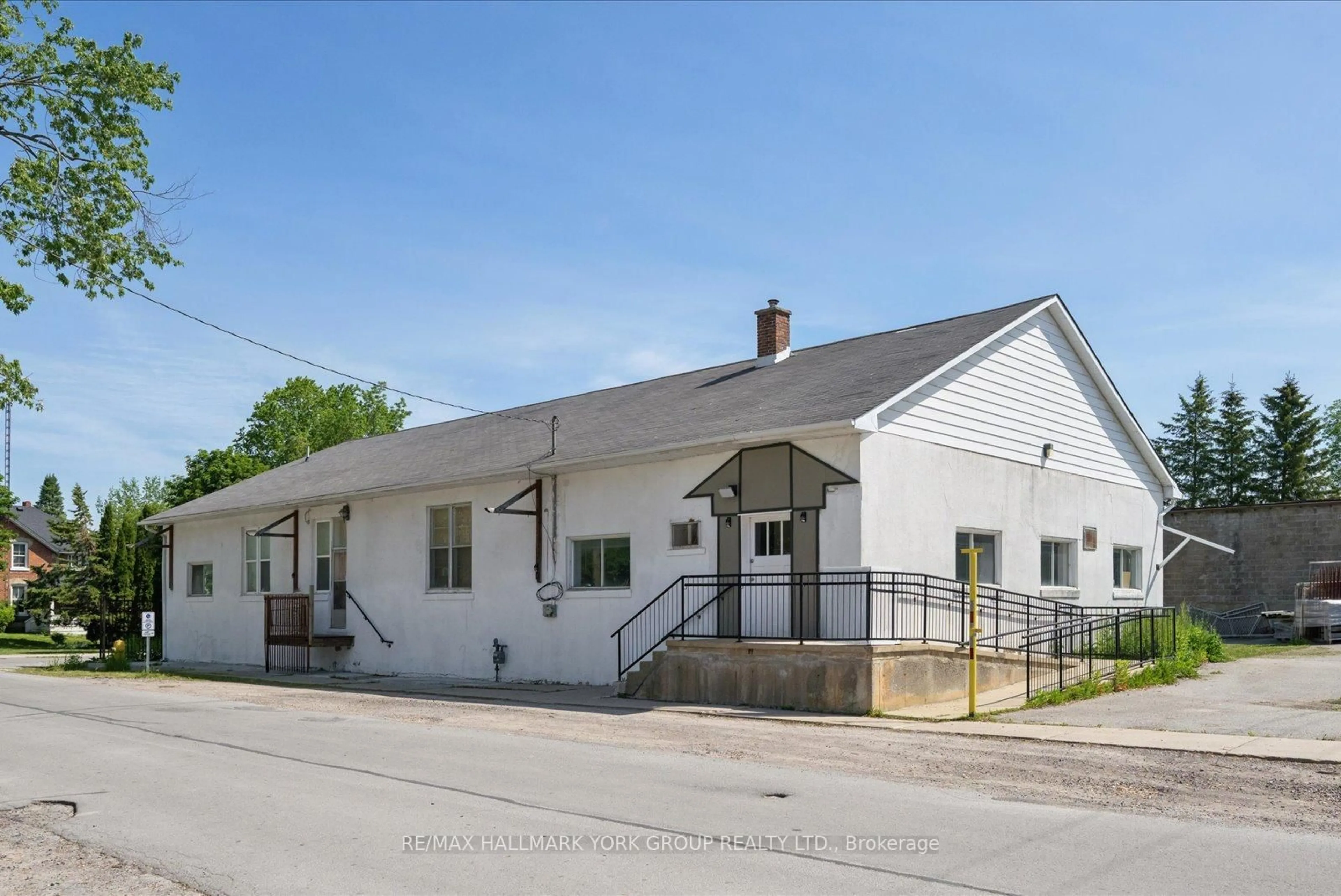 A pic from outside/outdoor area/front of a property/back of a property/a pic from drone, building for 21 Ann St, Brock Ontario L0E 1E0
