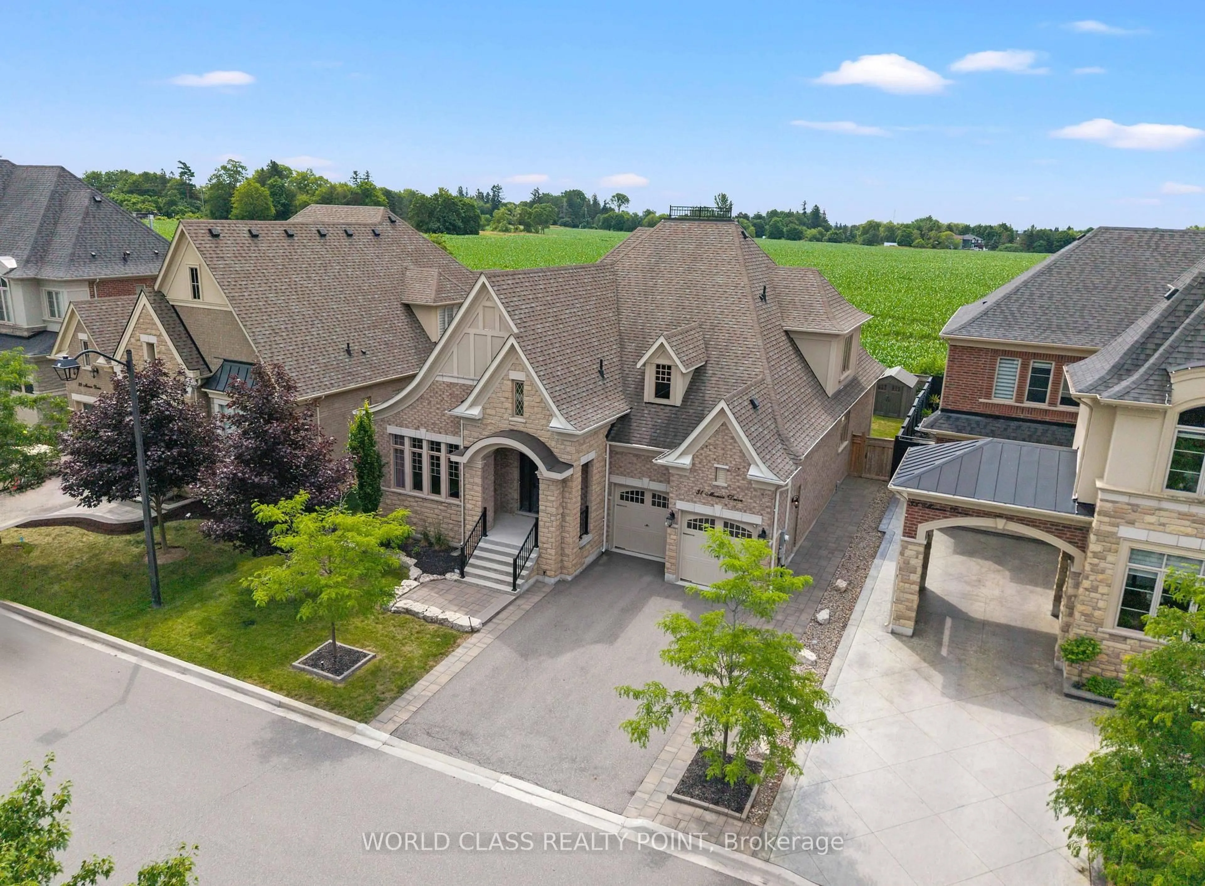 A pic from outside/outdoor area/front of a property/back of a property/a pic from drone, street for 31 Munsie Dr, King Ontario L7B 0N8