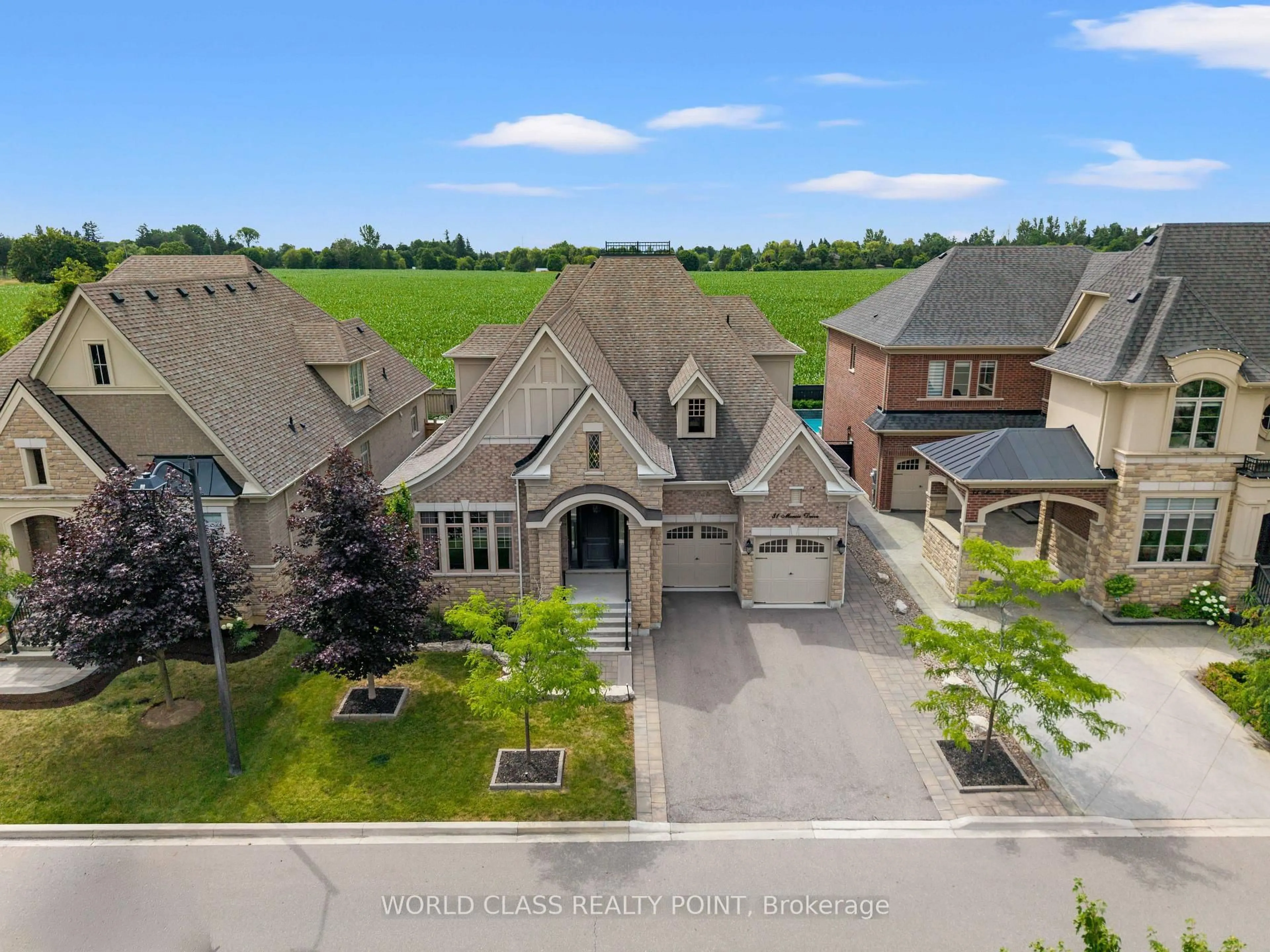 A pic from outside/outdoor area/front of a property/back of a property/a pic from drone, street for 31 Munsie Dr, King Ontario L7B 0N8
