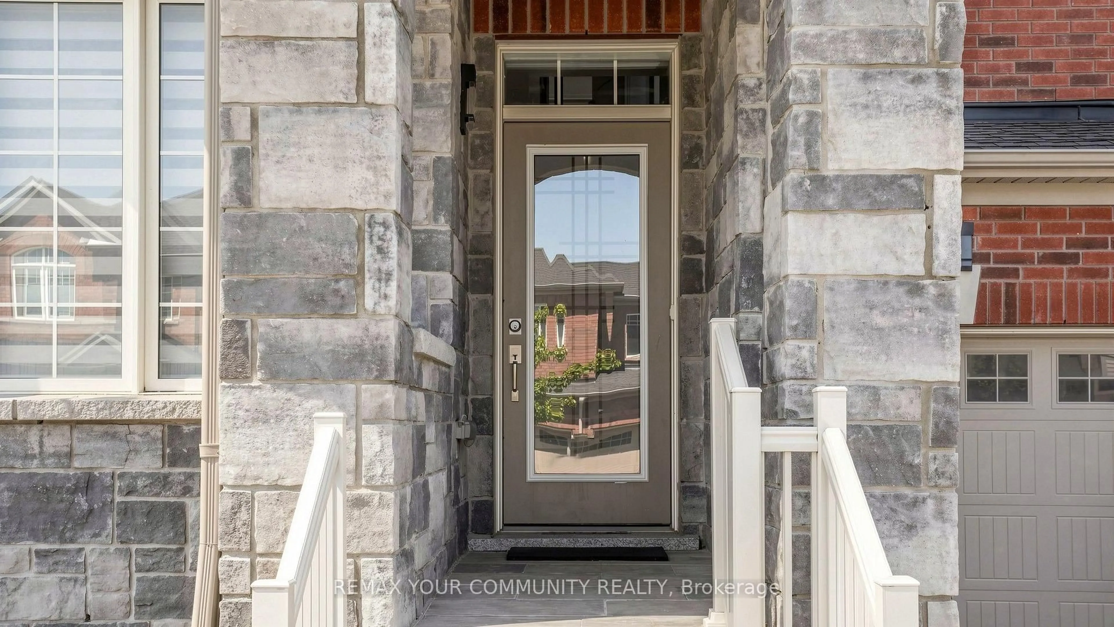 Indoor entryway for 3 Frederick Pearson St, East Gwillimbury Ontario L9N 0R9
