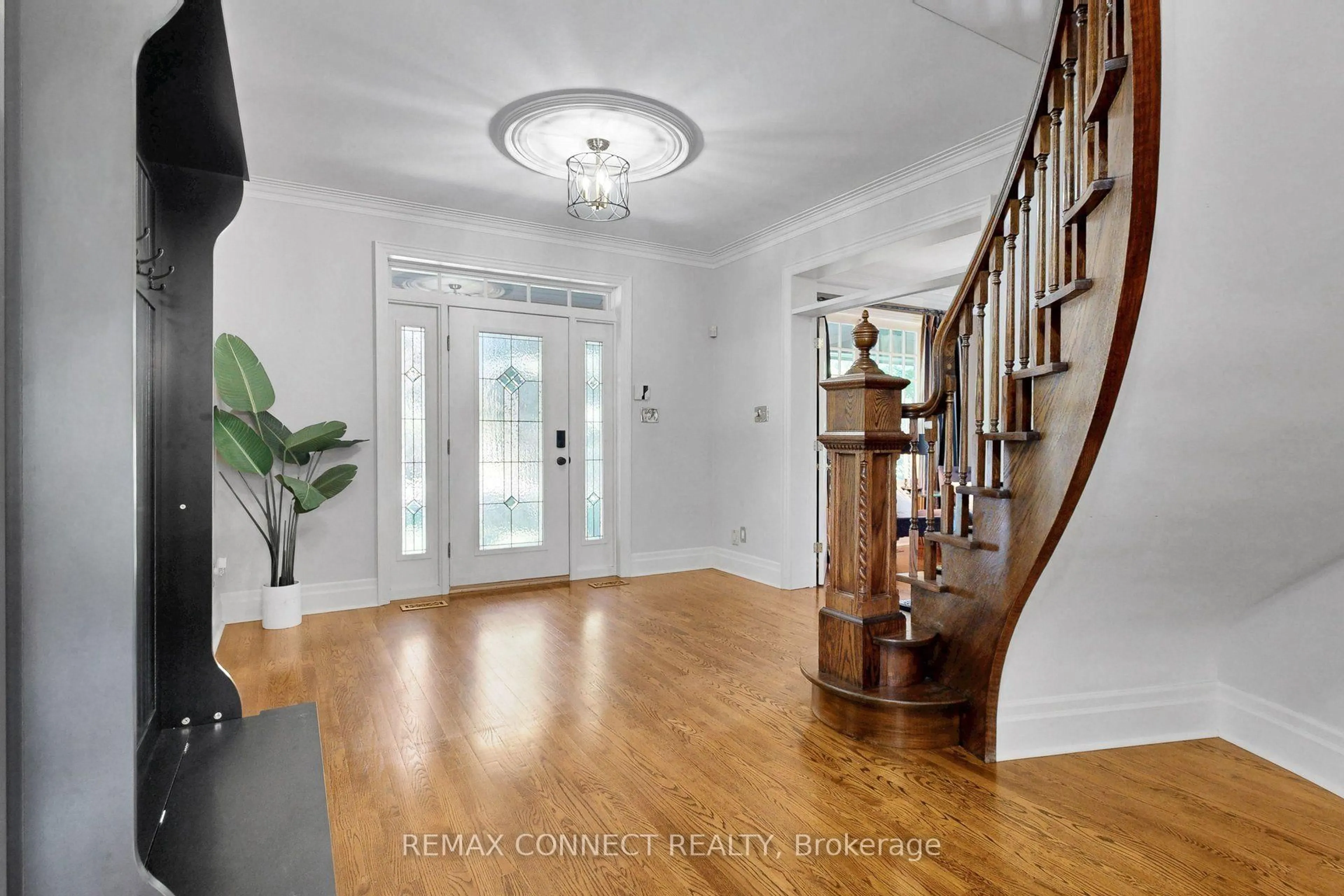 Indoor entryway for 255 Loretta Cres, Whitchurch-Stouffville Ontario L4A 1H4