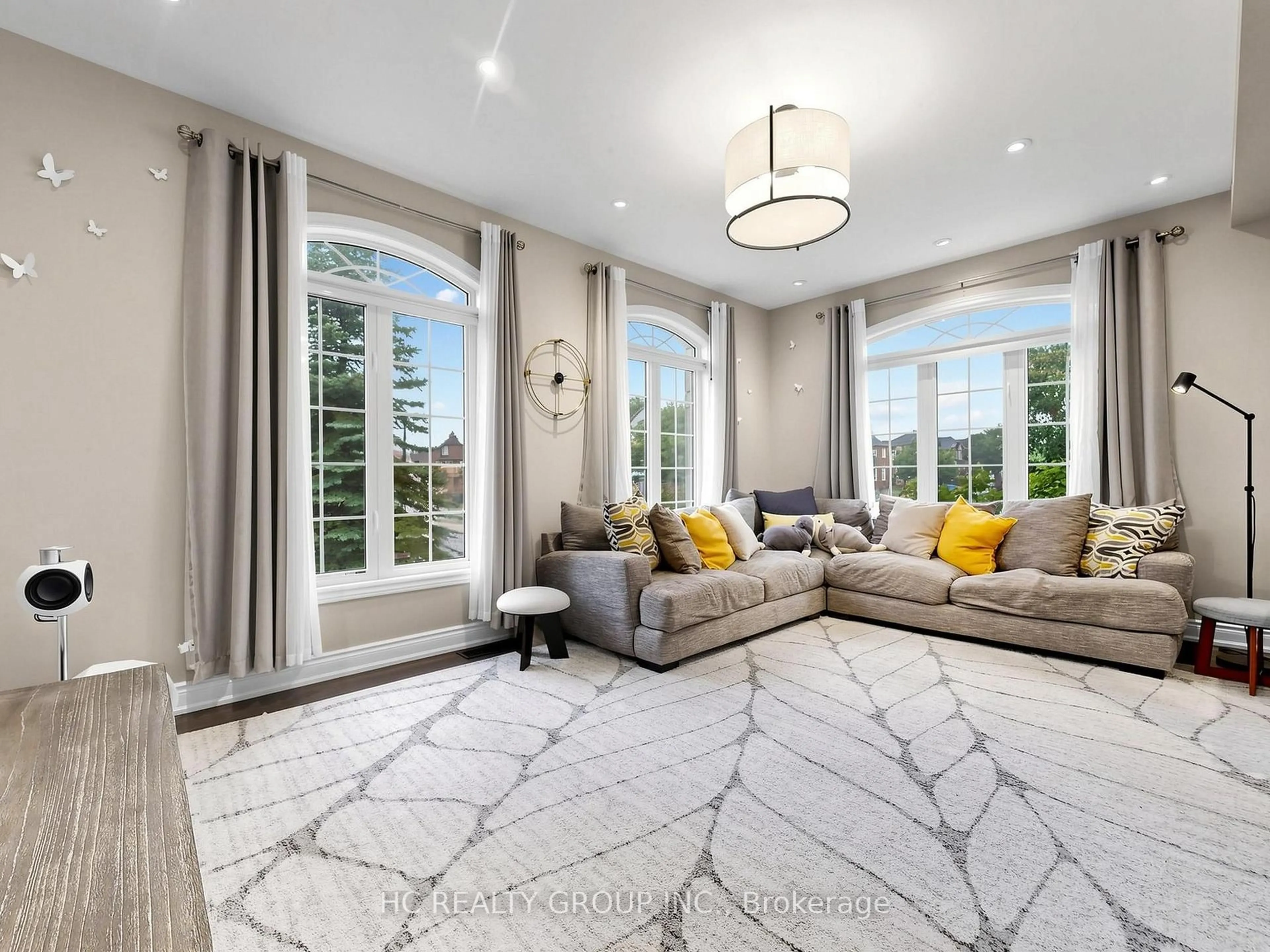 Living room with furniture, carpet floor for 1116 Veterans Way, Newmarket Ontario L3X 0B2