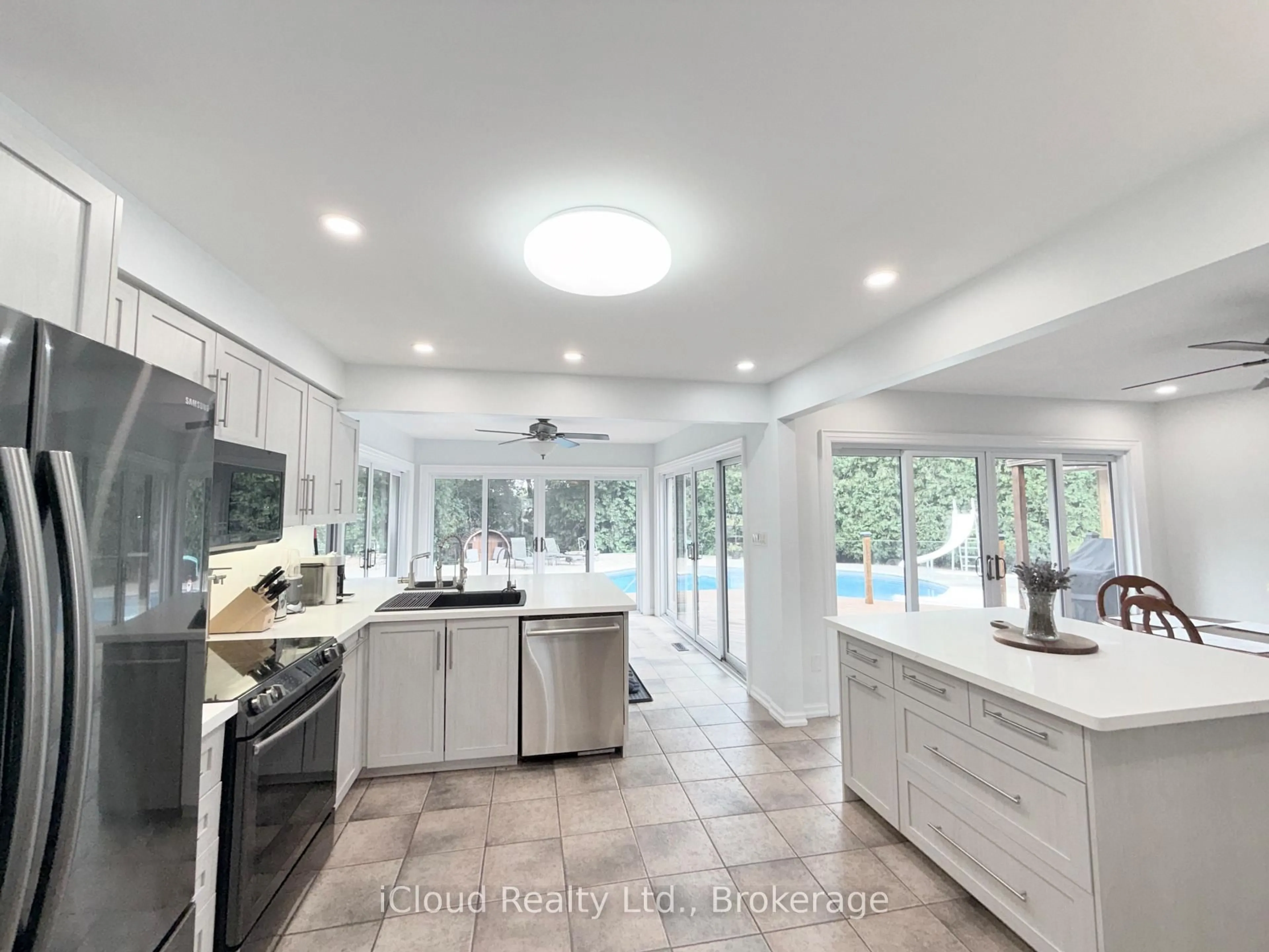 Open concept kitchen, ceramic/tile floor for 9 Anchor Crt, East Gwillimbury Ontario L9N 1G1