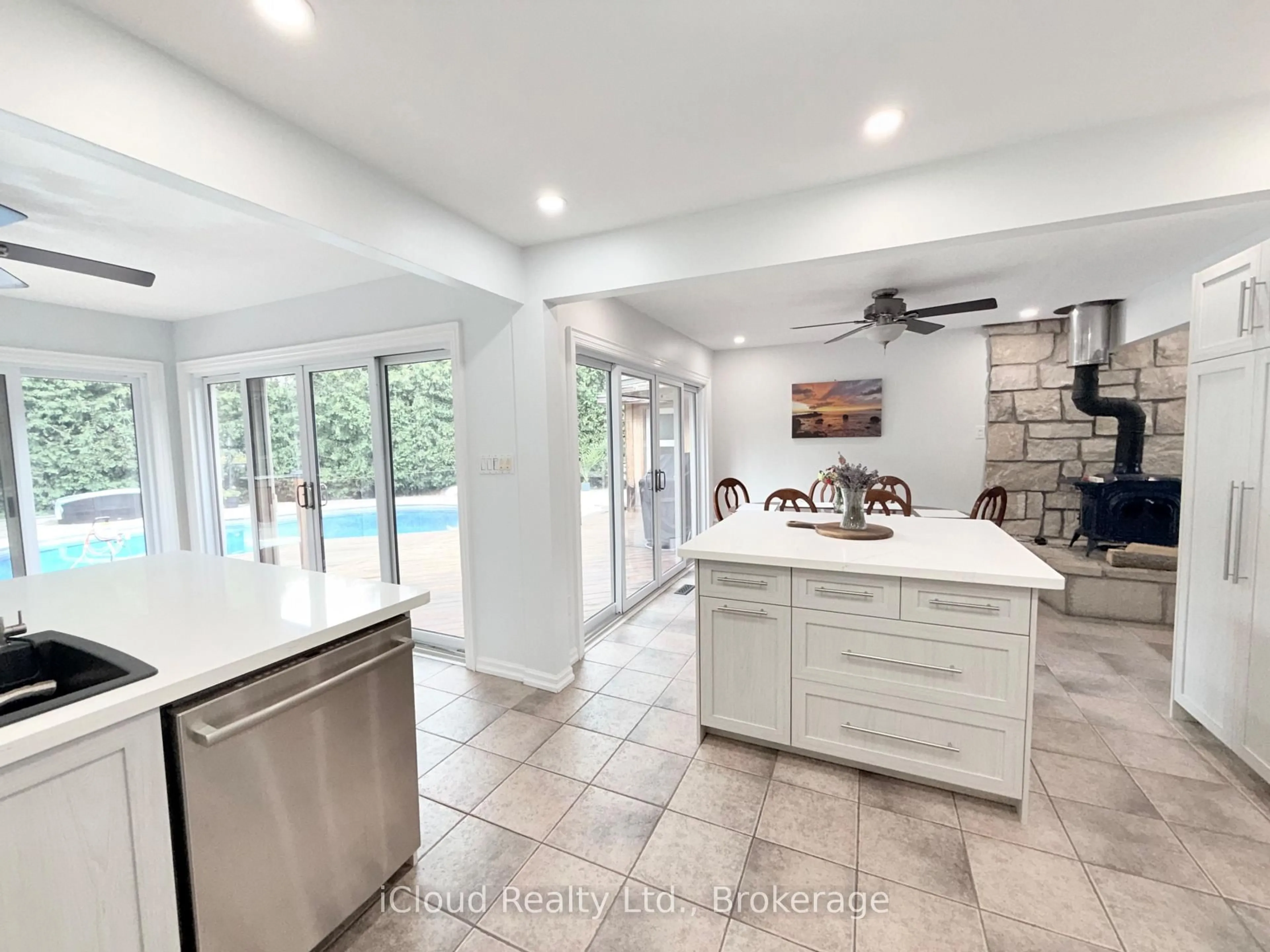 Open concept kitchen, ceramic/tile floor for 9 Anchor Crt, East Gwillimbury Ontario L9N 1G1