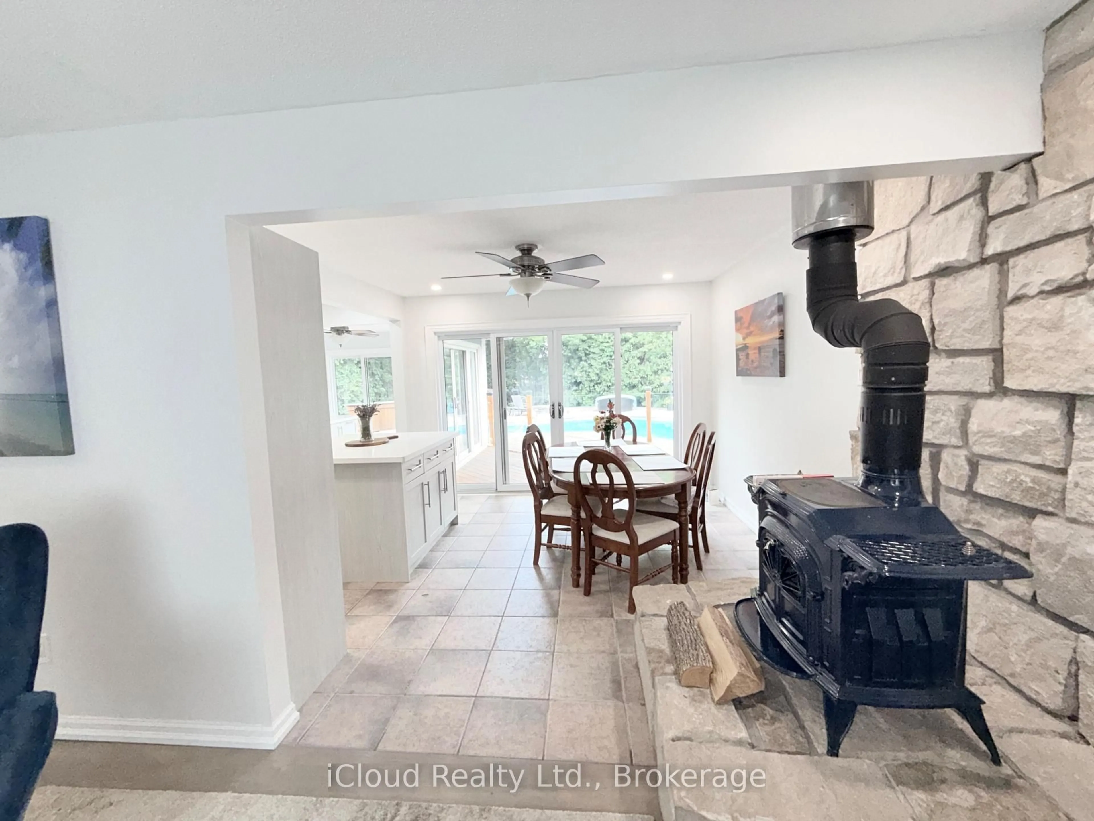 Open concept kitchen, ceramic/tile floor for 9 Anchor Crt, East Gwillimbury Ontario L9N 1G1