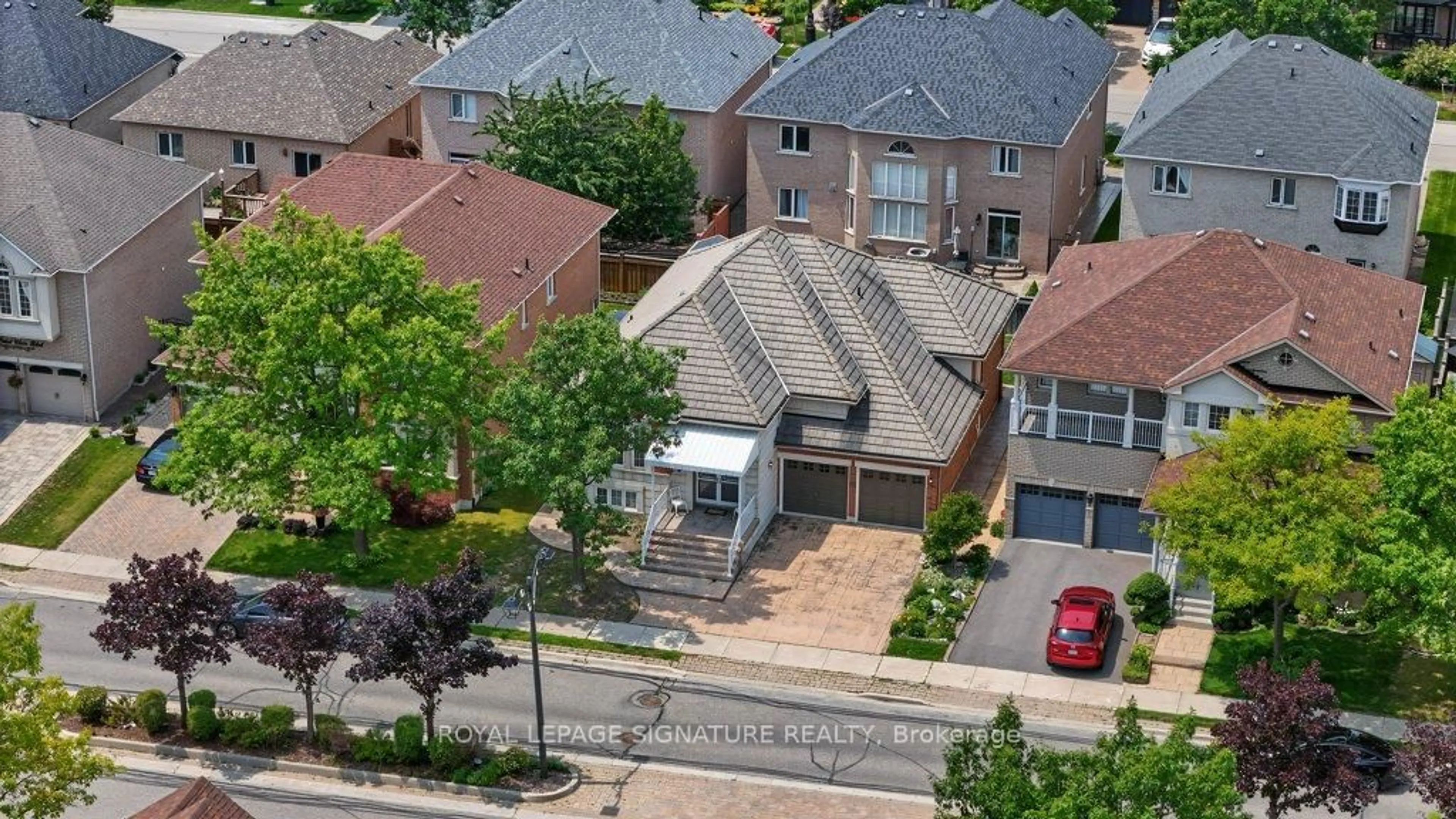 A pic from outside/outdoor area/front of a property/back of a property/a pic from drone, street for 26 Saint Clare Blvd, Vaughan Ontario L4H 2A2