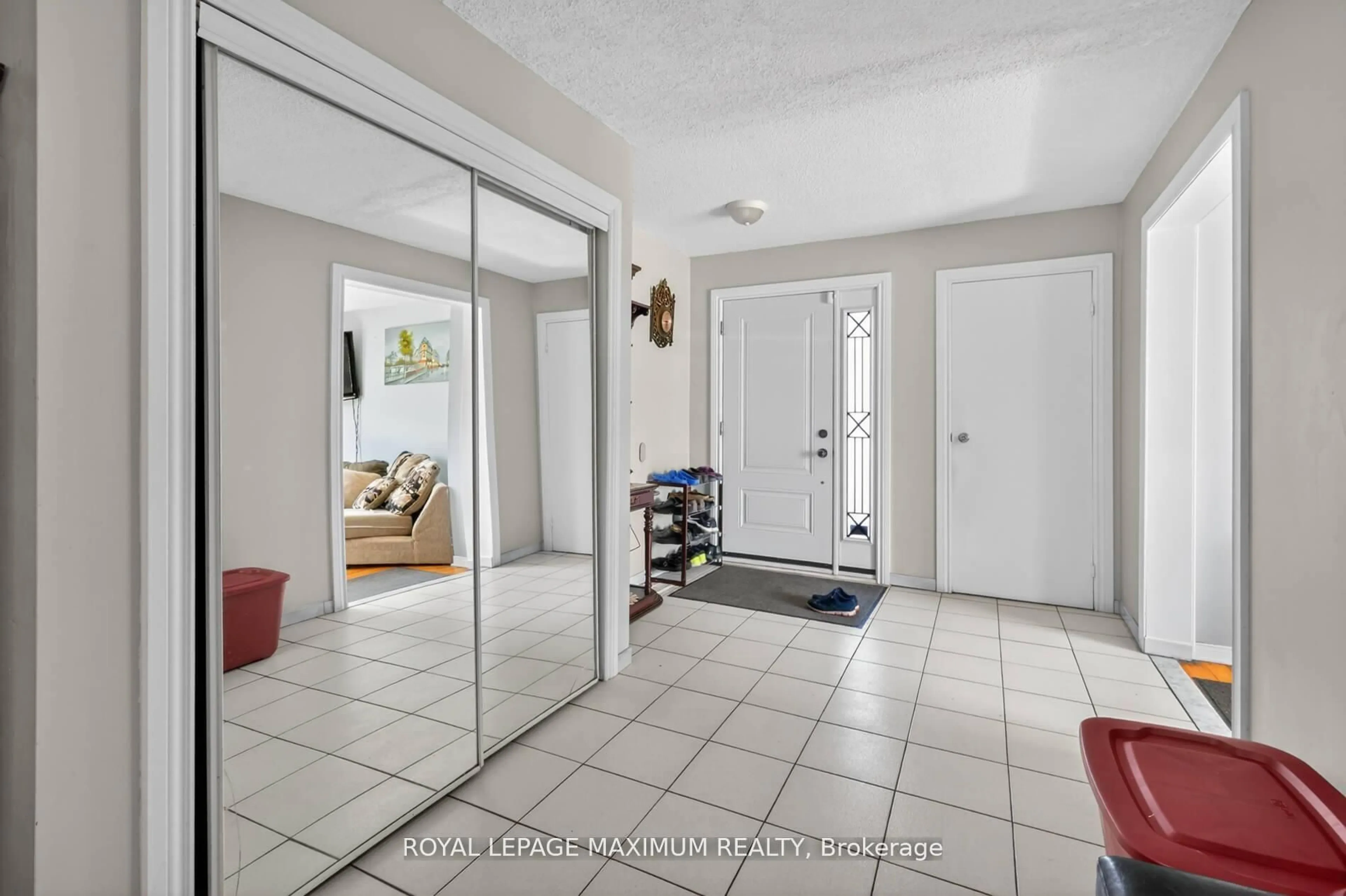 Indoor entryway for 3 Muzzo Crt, Vaughan Ontario L4L 3K2