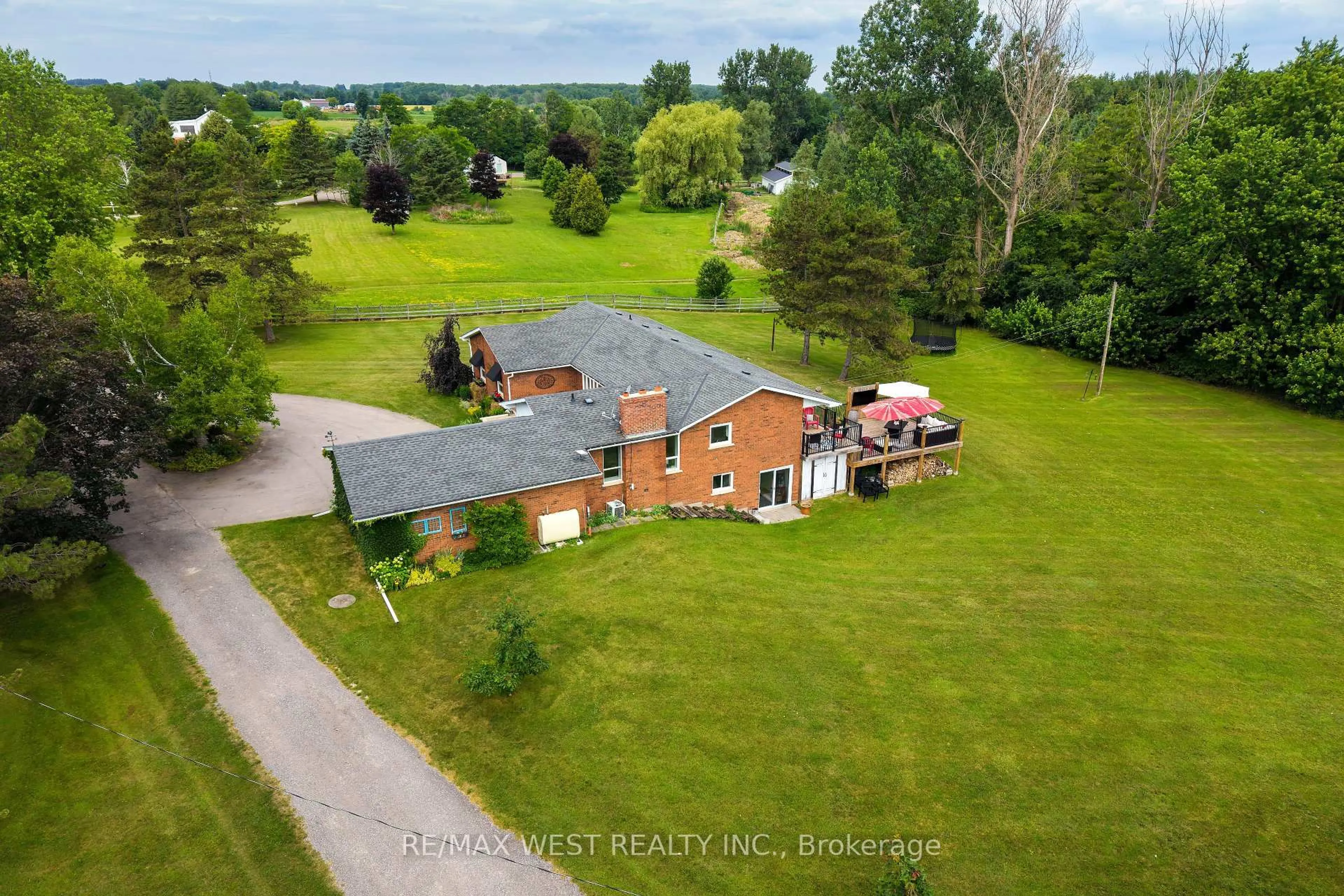 A pic from outside/outdoor area/front of a property/back of a property/a pic from drone, unknown for 7324 Highway 9 Rd, New Tecumseth Ontario L0G 1T0