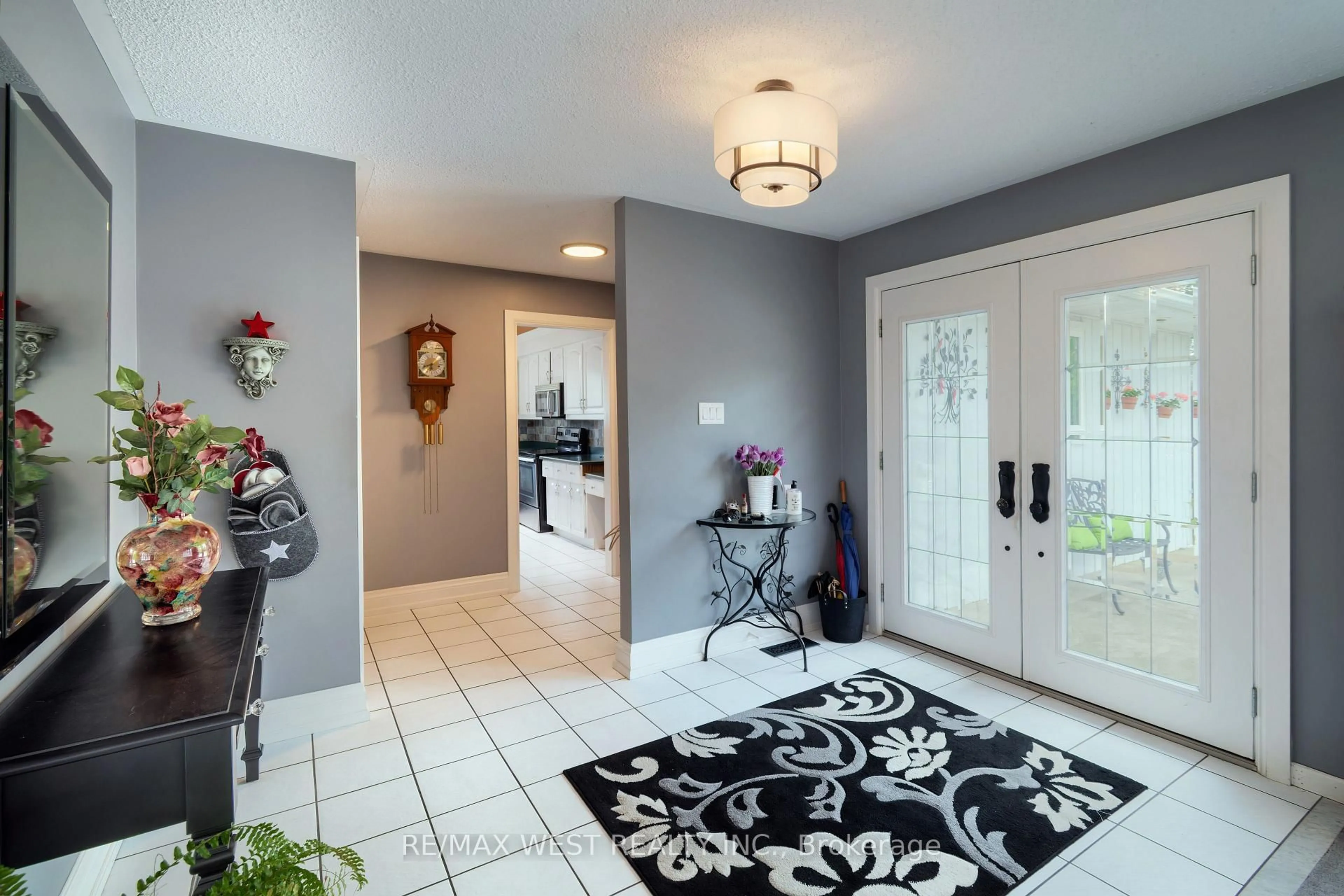 Indoor entryway for 7324 Highway 9 Rd, New Tecumseth Ontario L0G 1T0