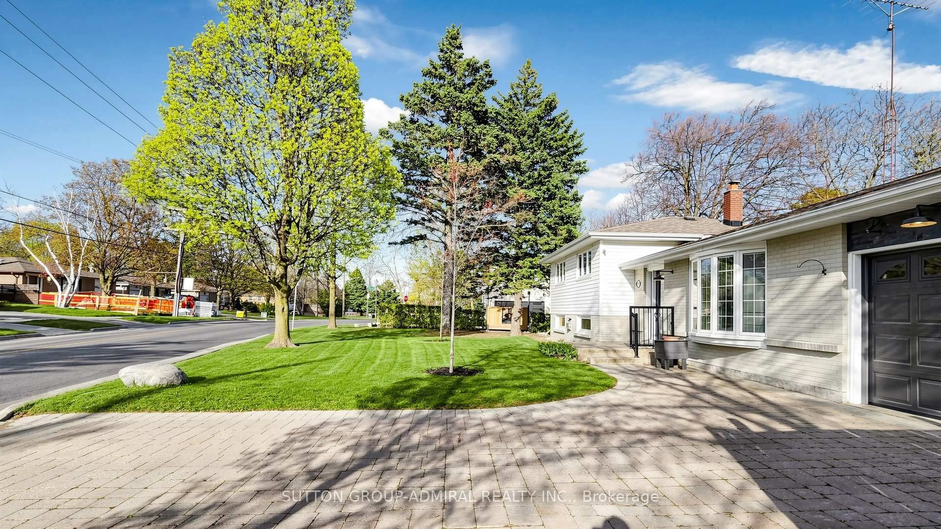 Patio, street for 218 Bay Thorn Dr, Markham Ontario L3T 3V7