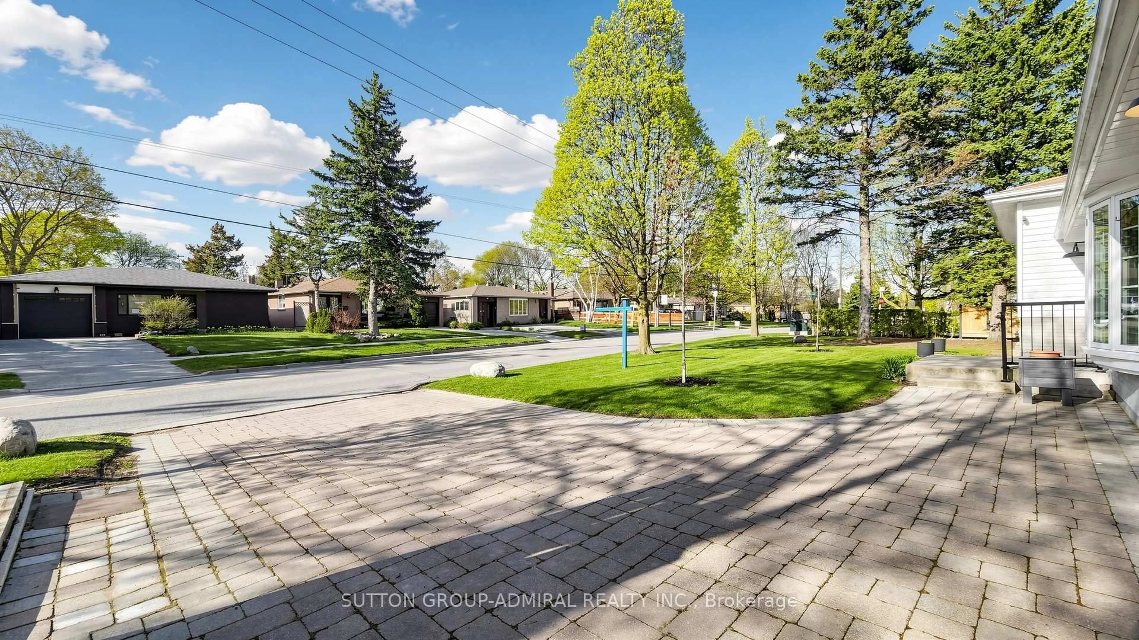 A pic from outside/outdoor area/front of a property/back of a property/a pic from drone, street for 218 Bay Thorn Dr, Markham Ontario L3T 3V7