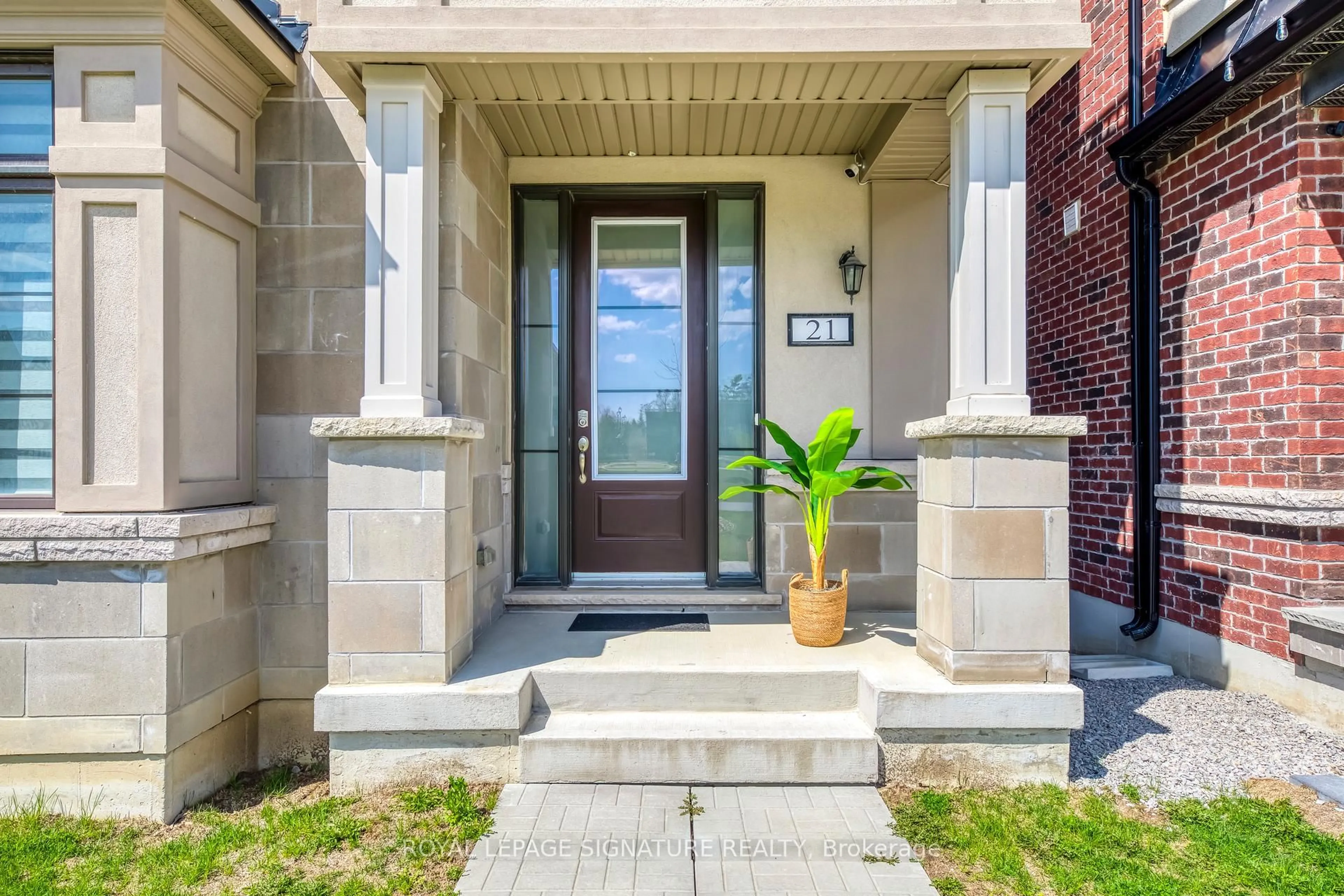 Indoor entryway for 21 Kohn Lane, Markham Ontario L6C 3J3