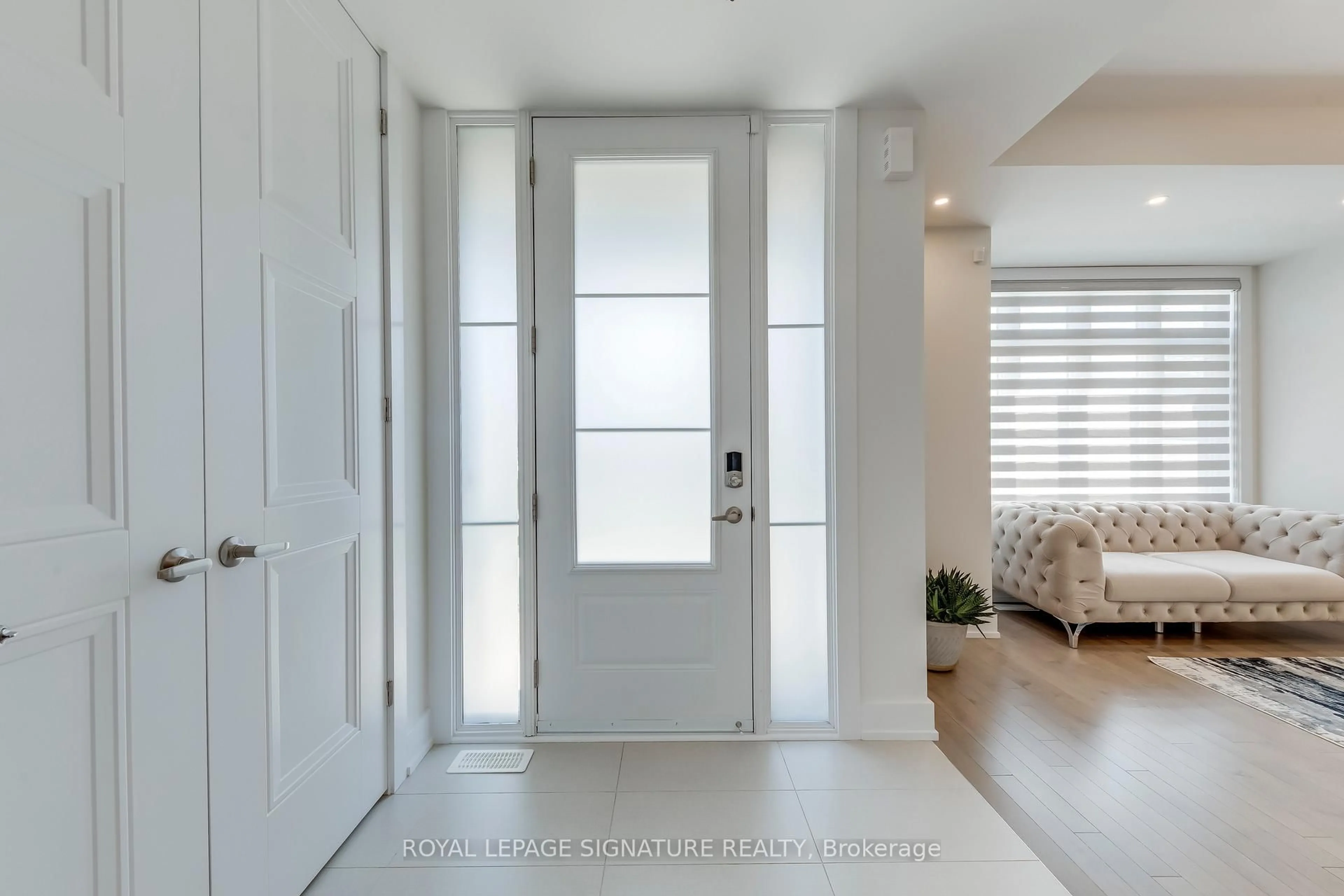 Indoor entryway for 21 Kohn Lane, Markham Ontario L6C 3J3