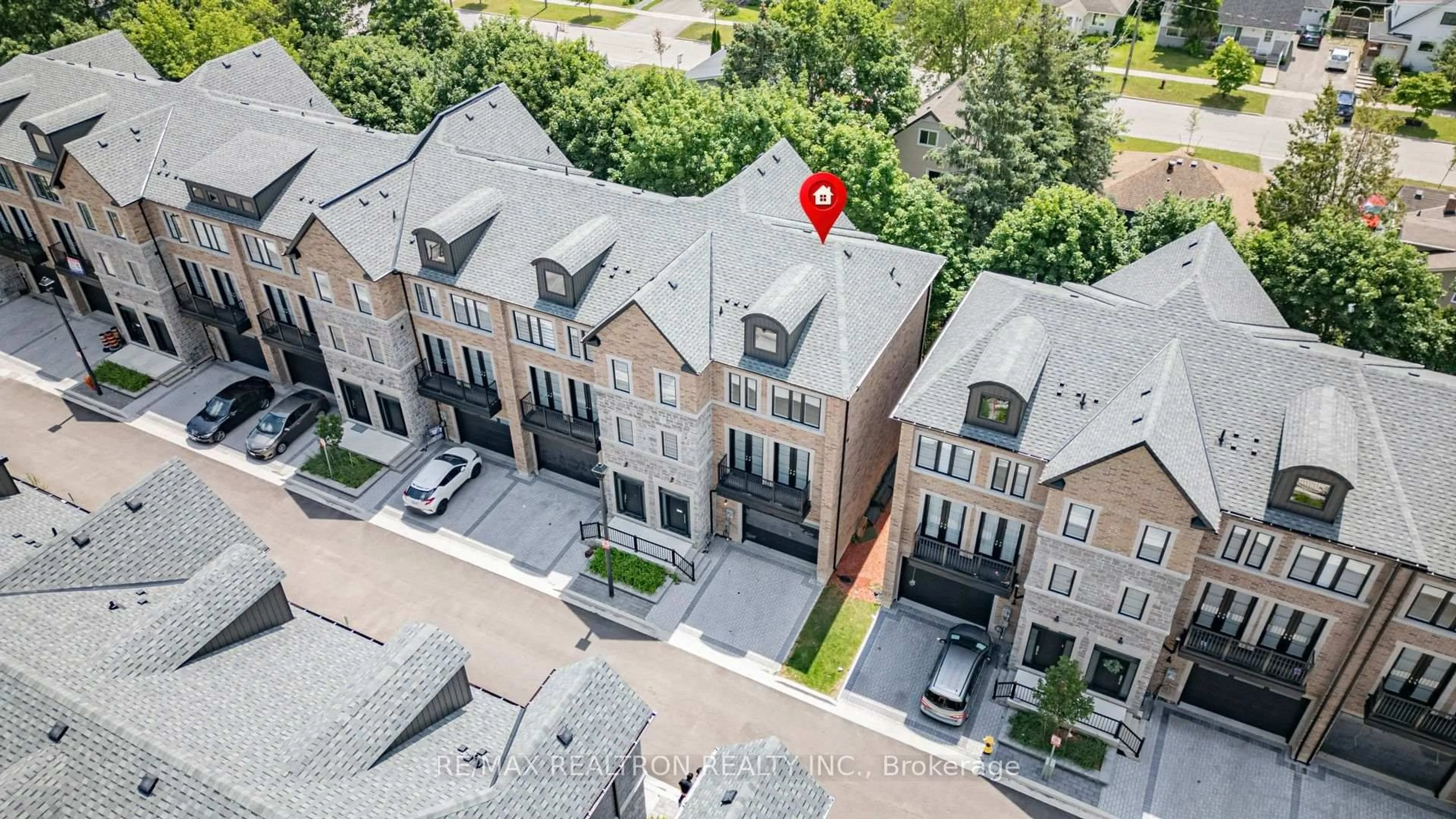 A pic from outside/outdoor area/front of a property/back of a property/a pic from drone, street for 260 Eagle St #21, Newmarket Ontario L3Y 1K1