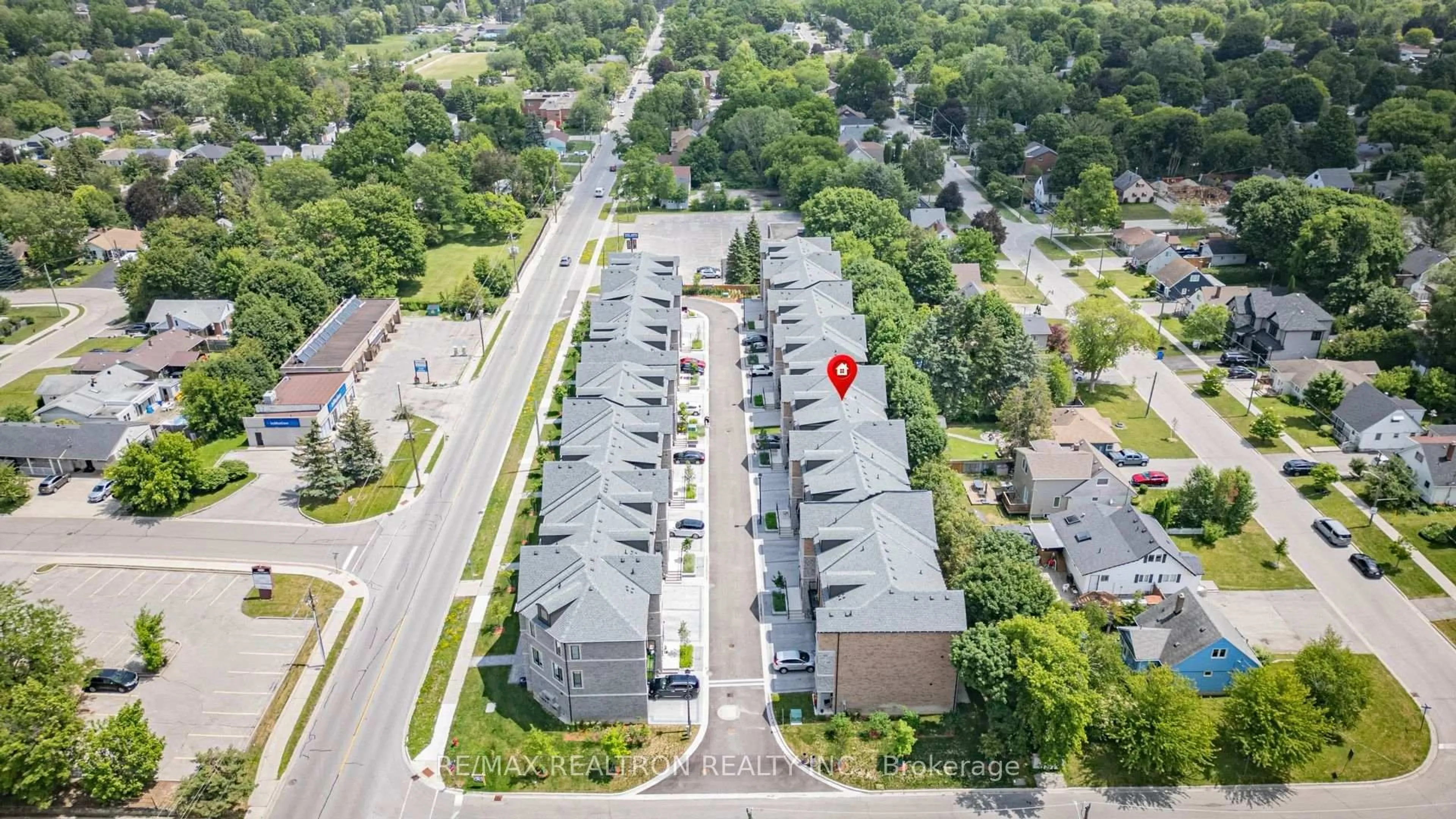 A pic from outside/outdoor area/front of a property/back of a property/a pic from drone, street for 260 Eagle St #21, Newmarket Ontario L3Y 1K1