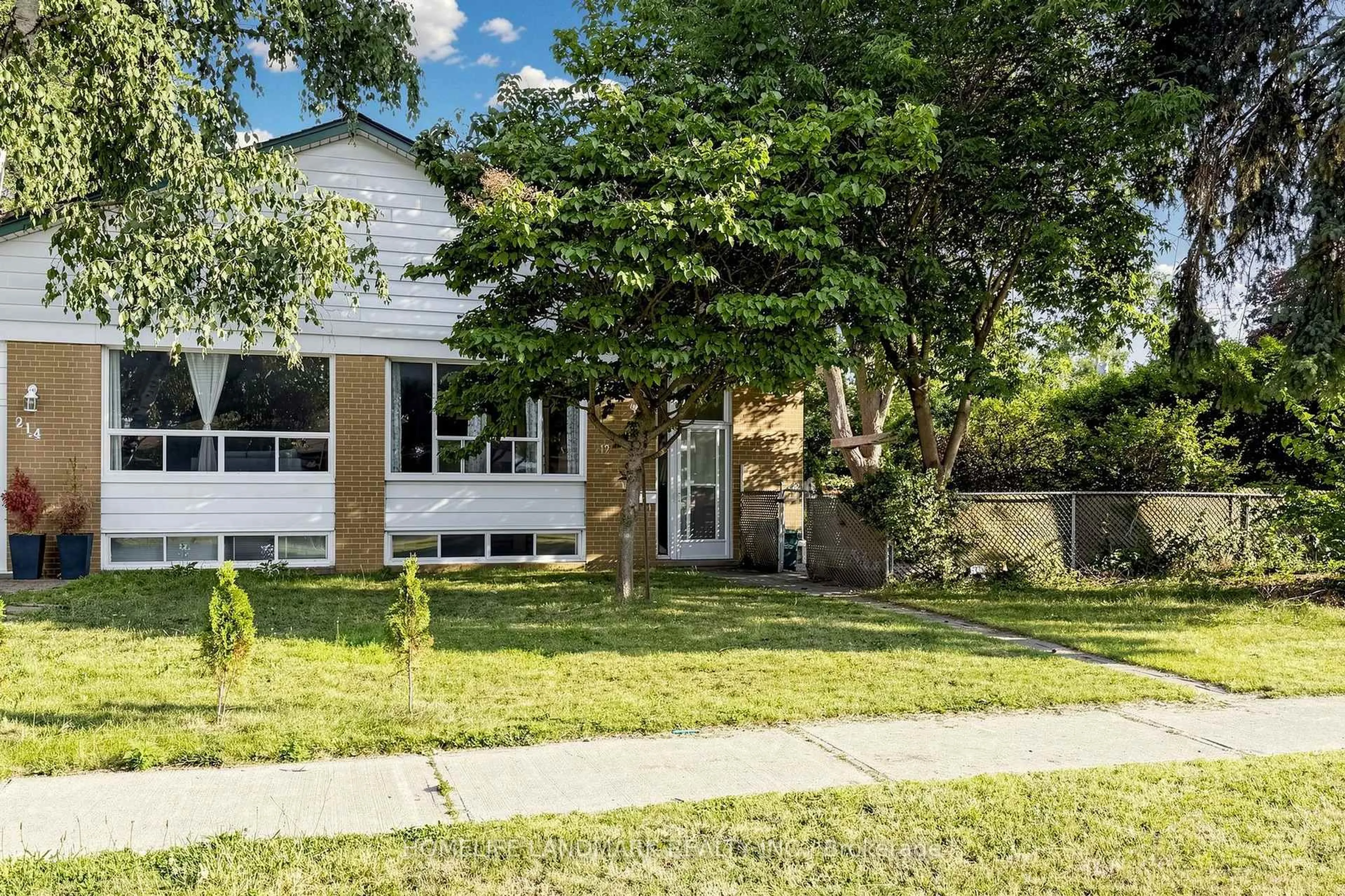 Home with vinyl exterior material, street for 212 Beechy Dr, Richmond Hill Ontario L4C 2X7
