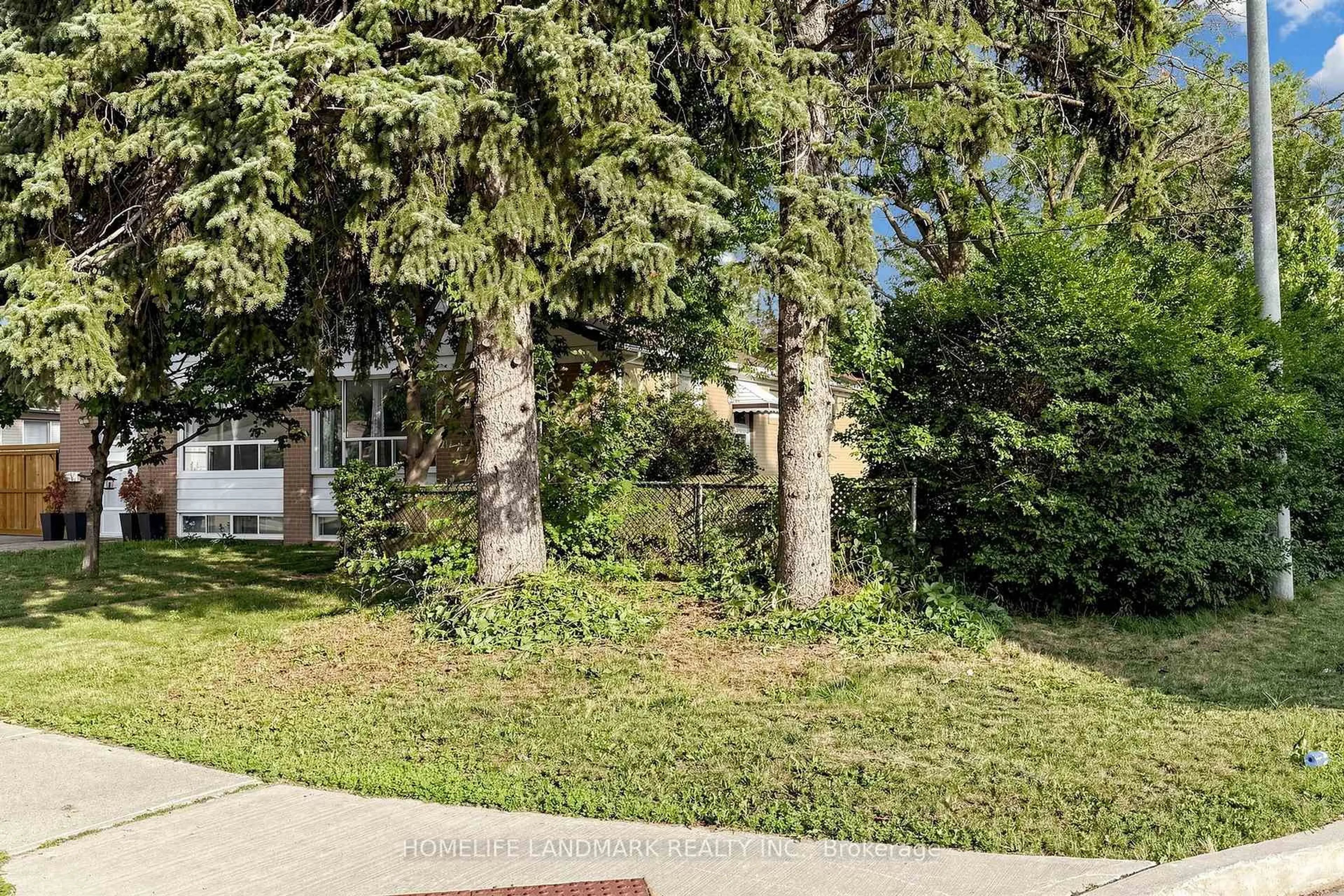 Patio, forest/trees view for 212 Beechy Dr, Richmond Hill Ontario L4C 2X7