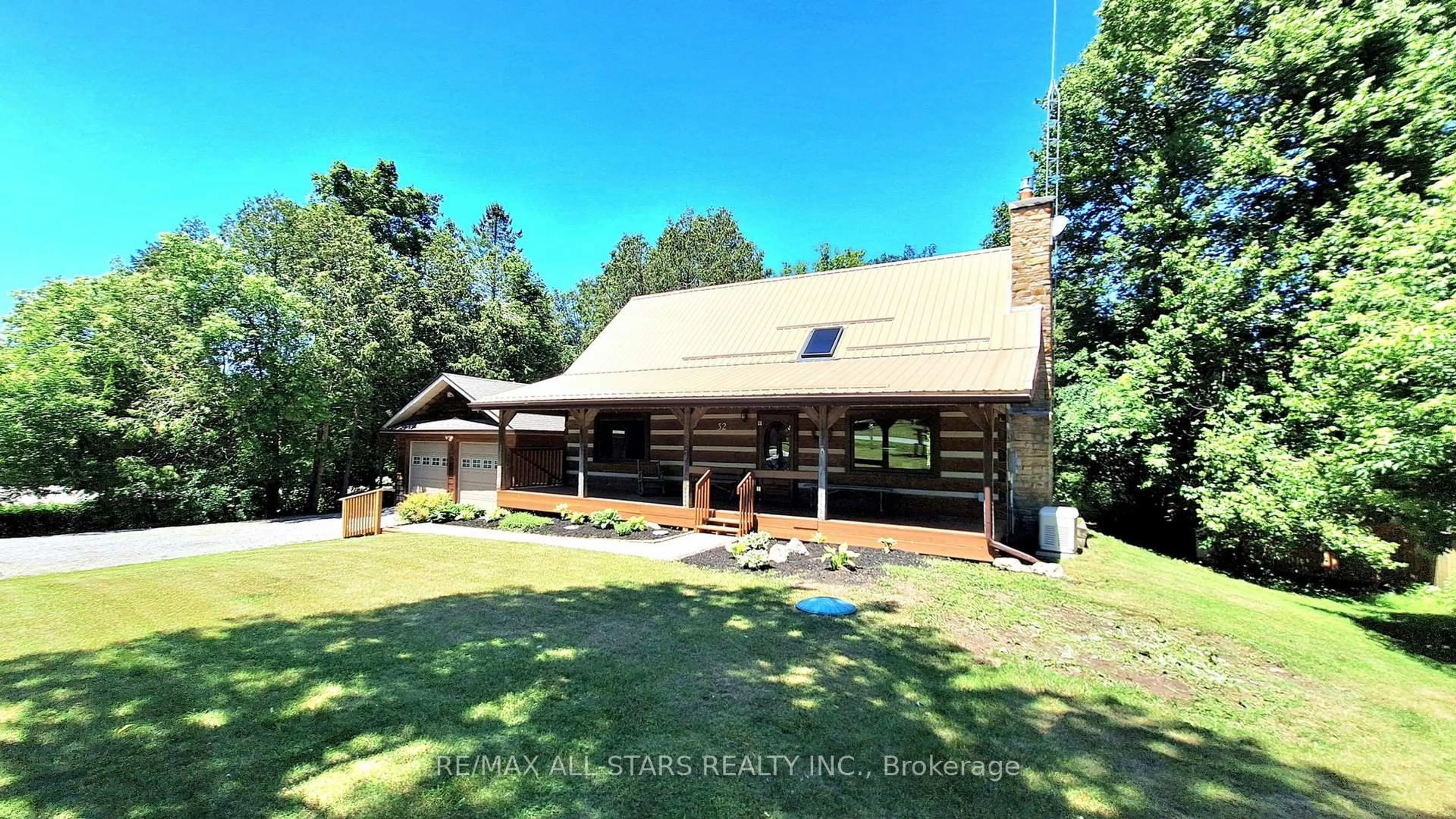 A pic from outside/outdoor area/front of a property/back of a property/a pic from drone, water/lake/river/ocean view for 32 York St, Georgina Ontario L0C 1L0
