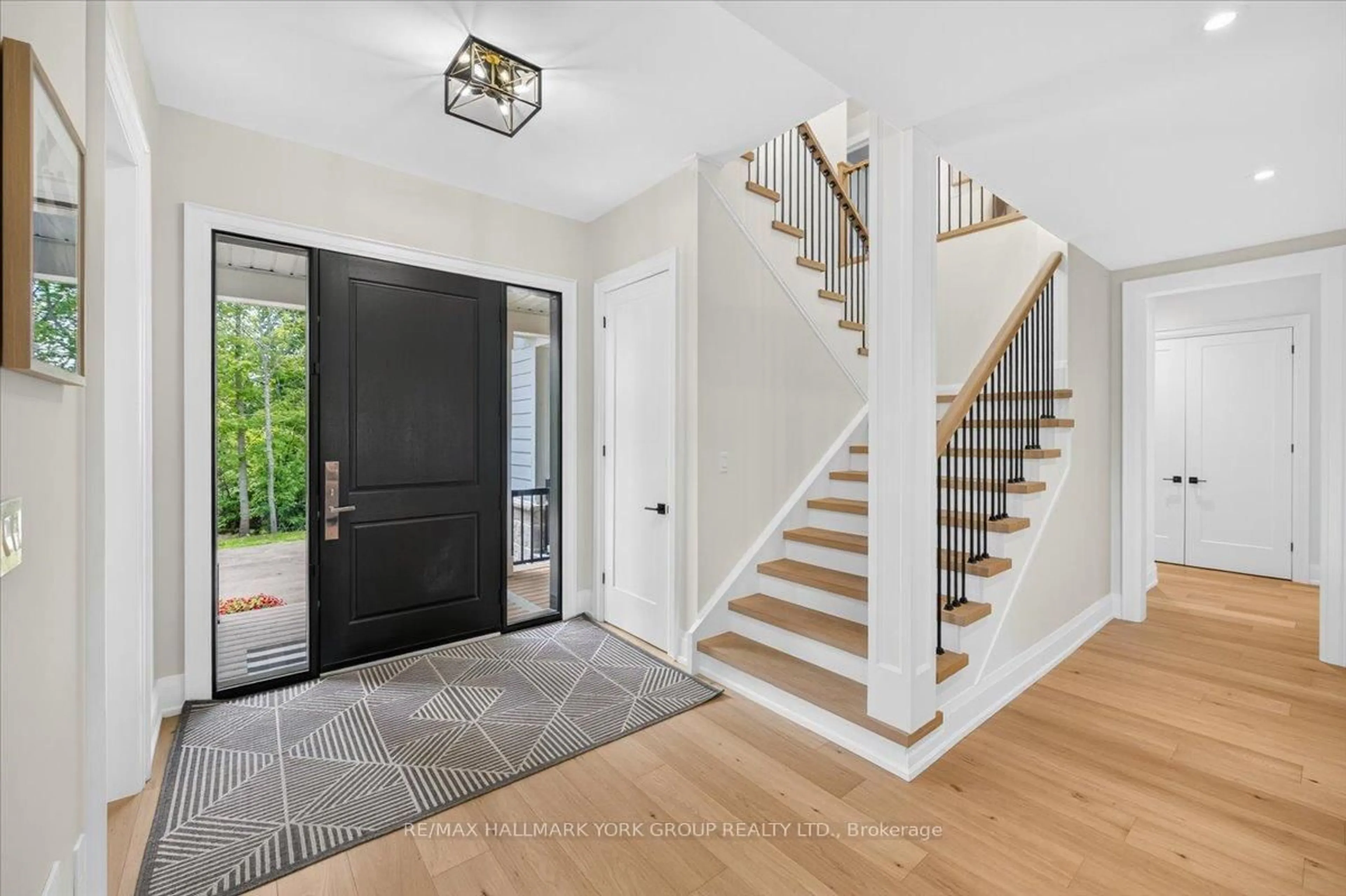 Indoor entryway for 668 Florence Rd, Innisfil Ontario L9S 2E3