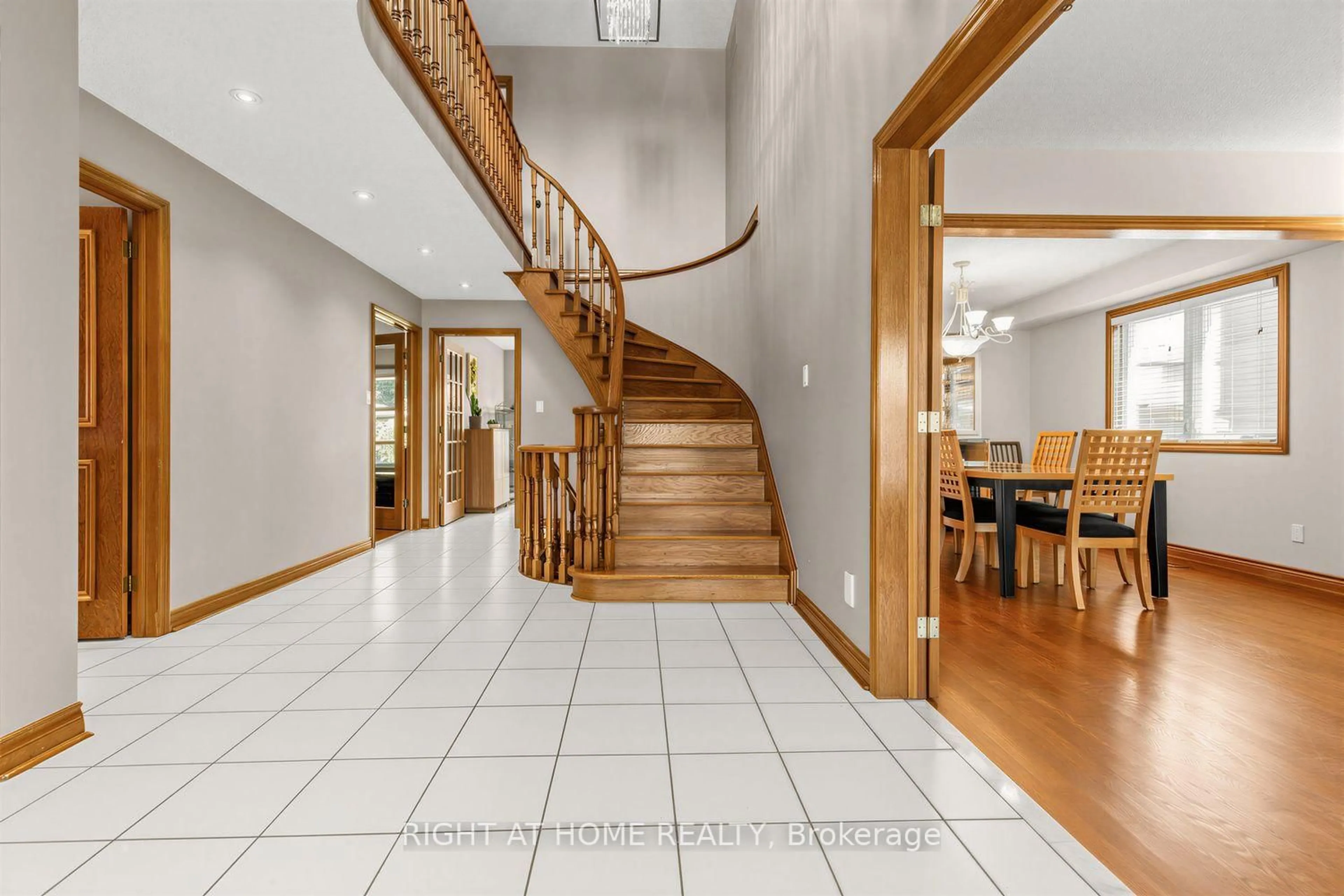 Indoor foyer for 112 Belview Ave, Vaughan Ontario L4L 5N5