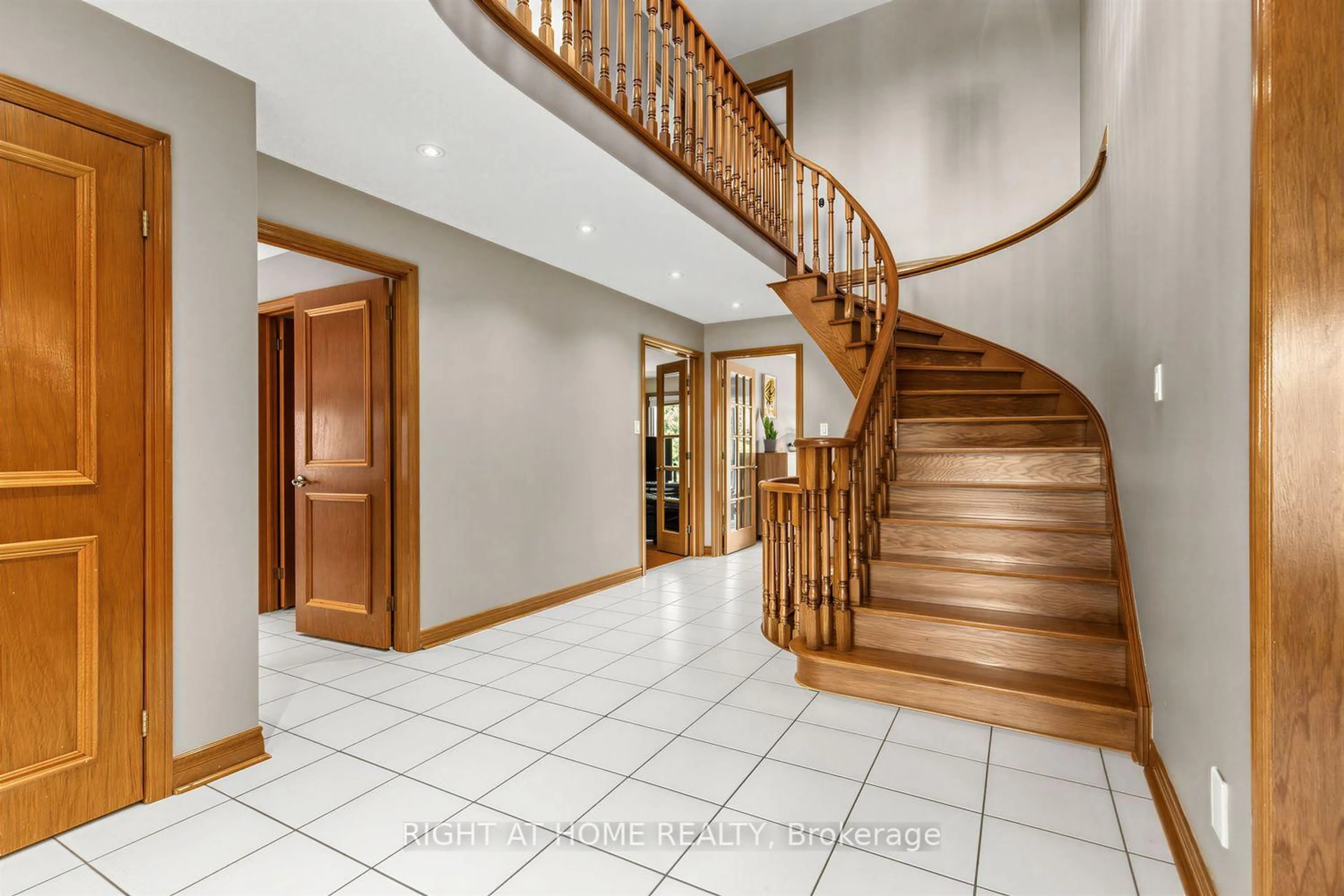 Indoor foyer for 112 Belview Ave, Vaughan Ontario L4L 5N5