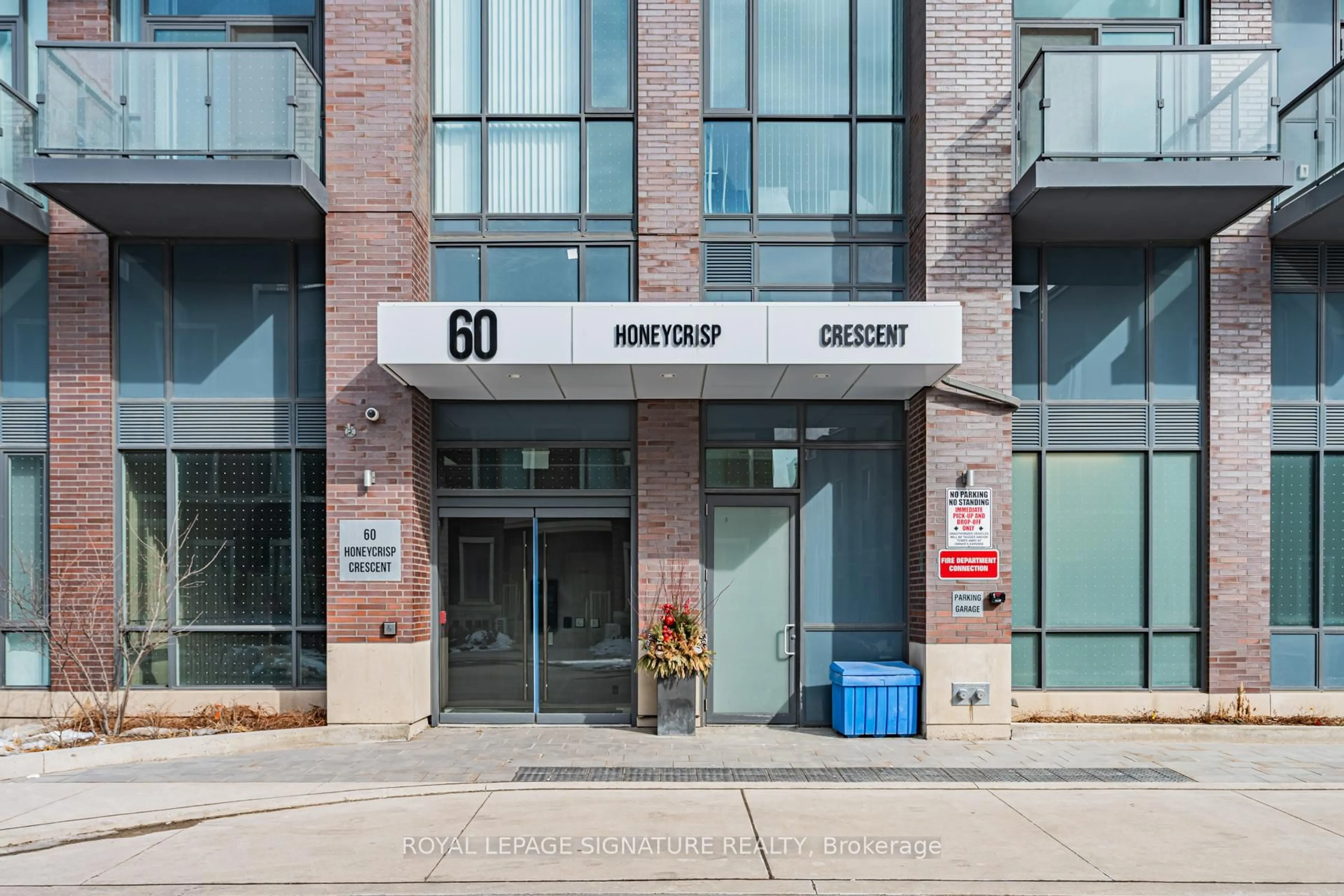 Indoor foyer for 60 Honeycrisp Cres #618, Vaughan Ontario L4K 0N5