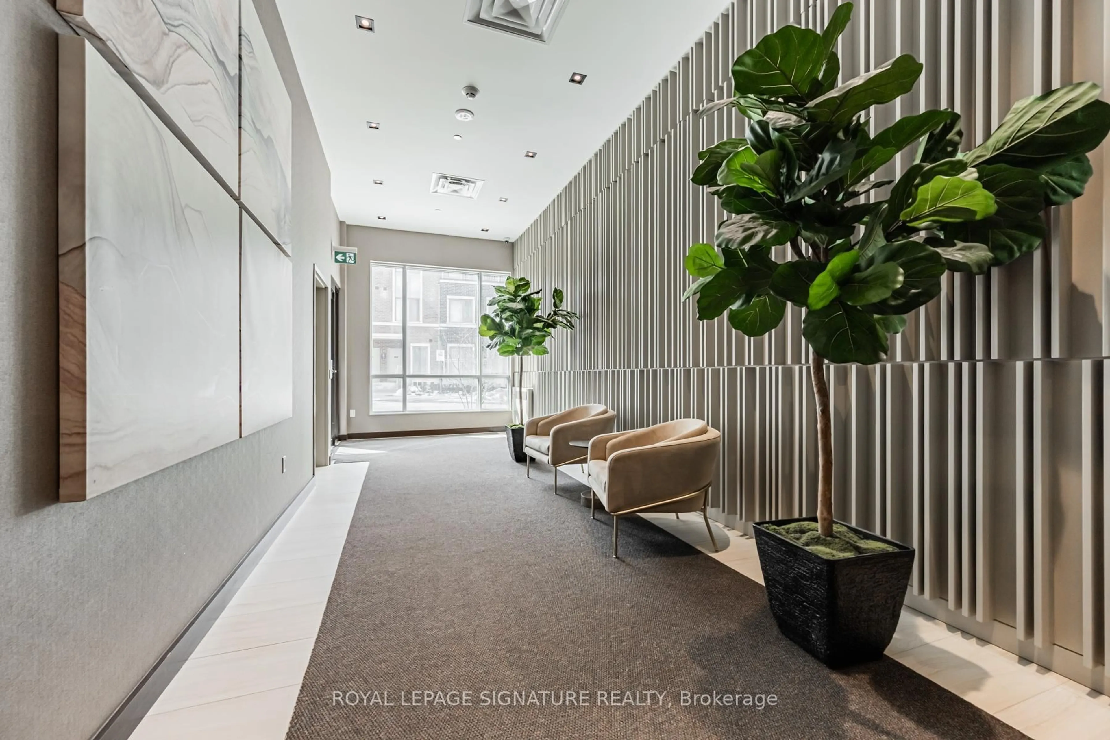 Indoor foyer for 60 Honeycrisp Cres #618, Vaughan Ontario L4K 0N5