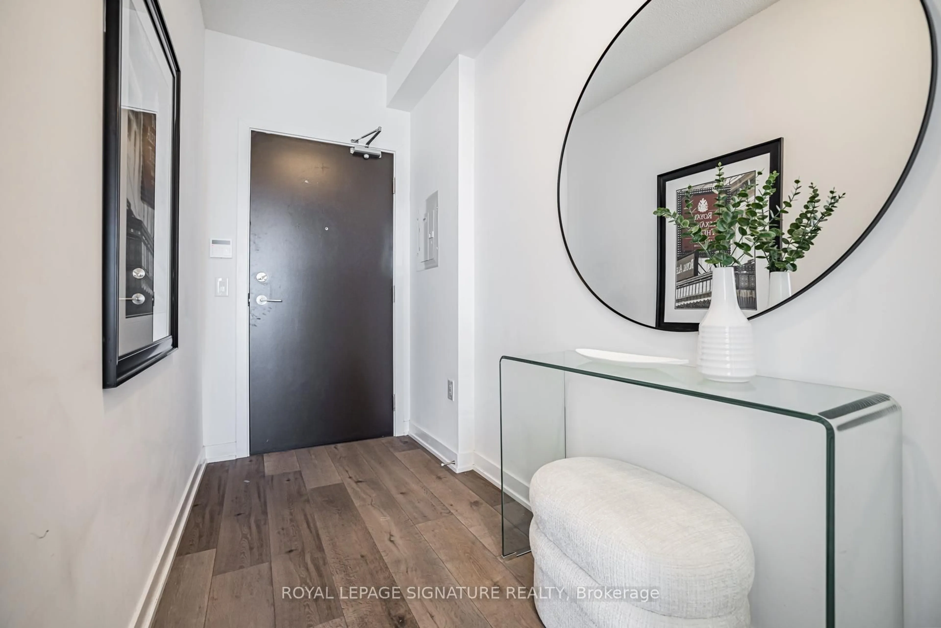 Indoor entryway for 60 Honeycrisp Cres #618, Vaughan Ontario L4K 0N5