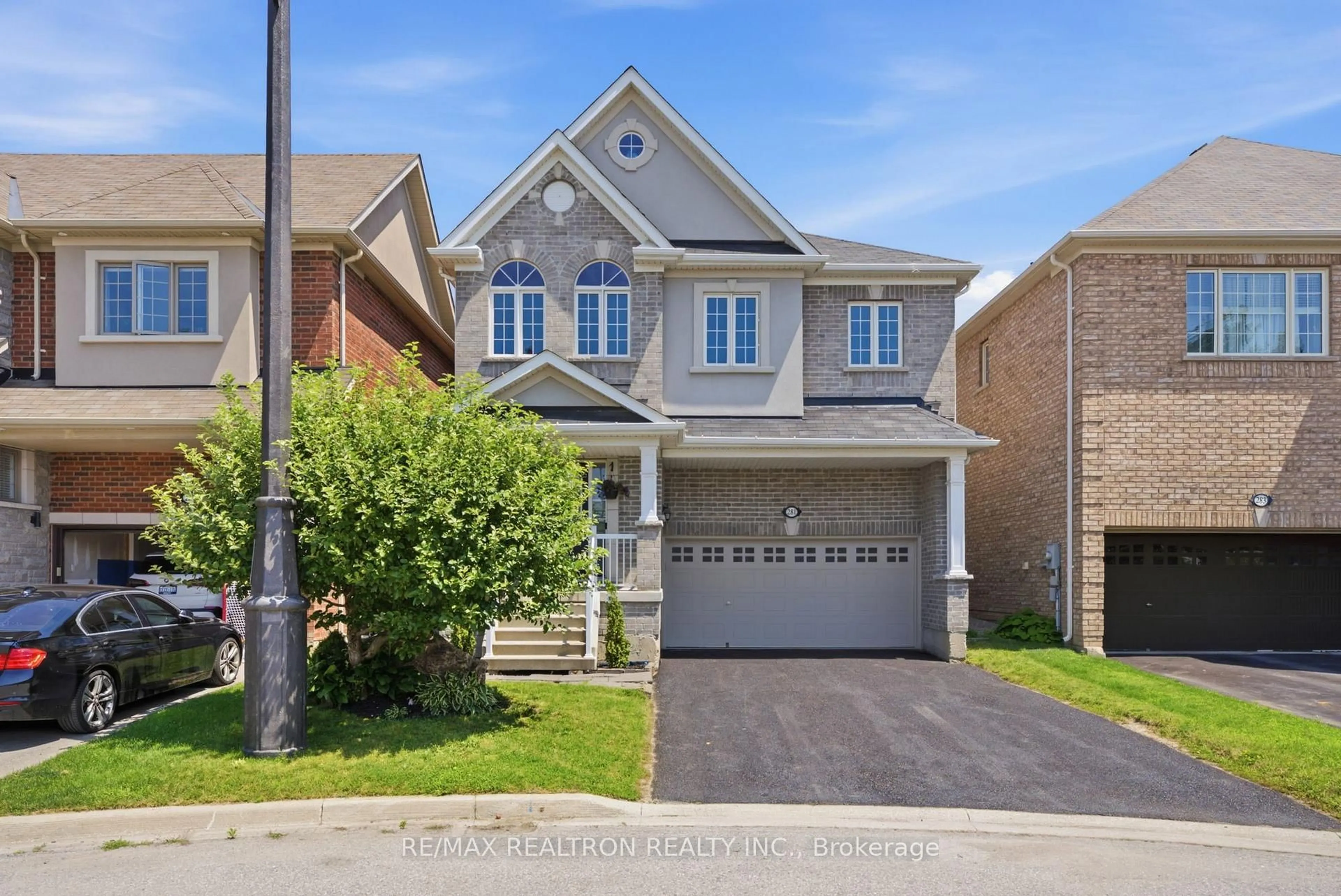 Home with brick exterior material, street for 281 Sloss Crt, Newmarket Ontario L3X 0G1