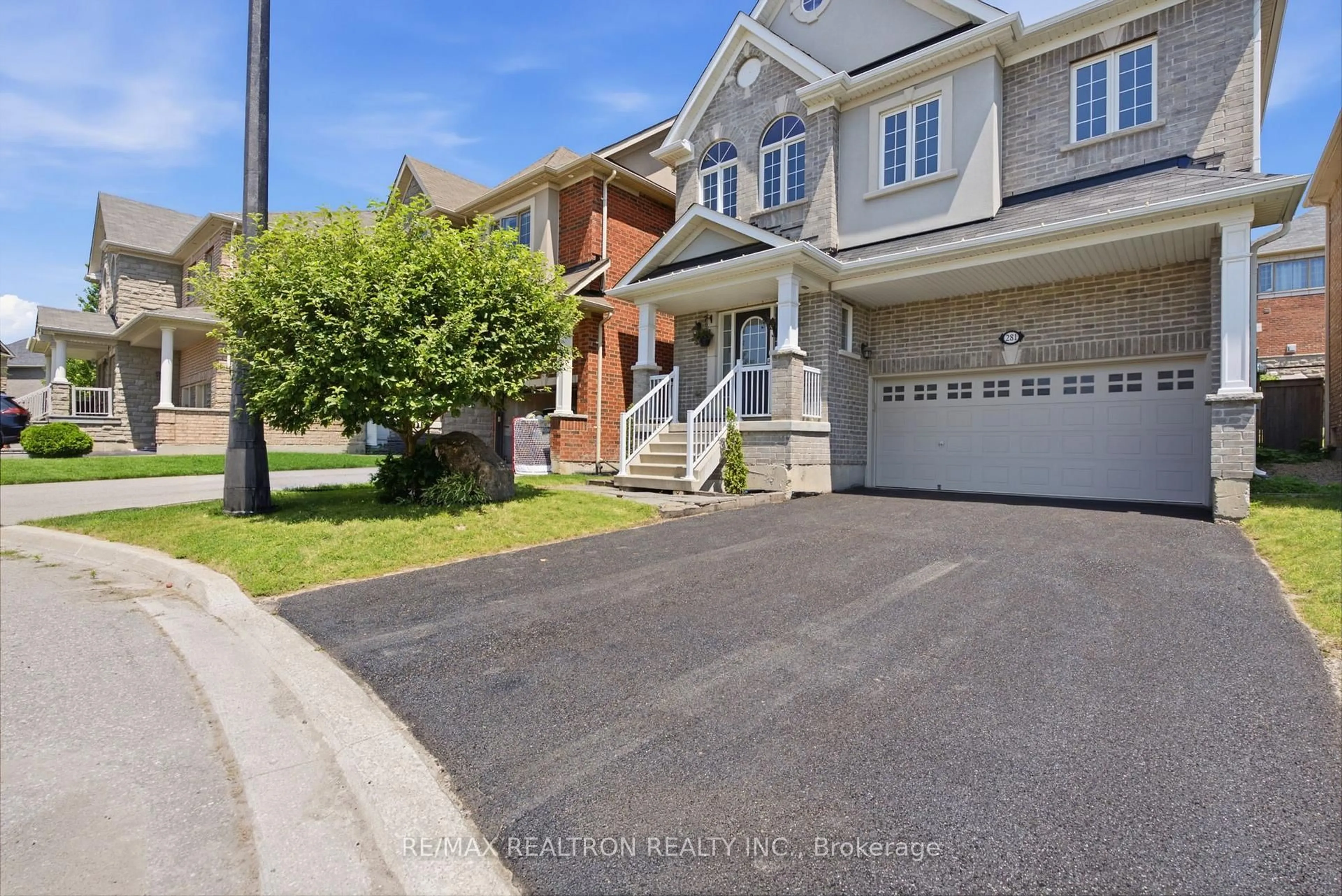 A pic from outside/outdoor area/front of a property/back of a property/a pic from drone, street for 281 Sloss Crt, Newmarket Ontario L3X 0G1