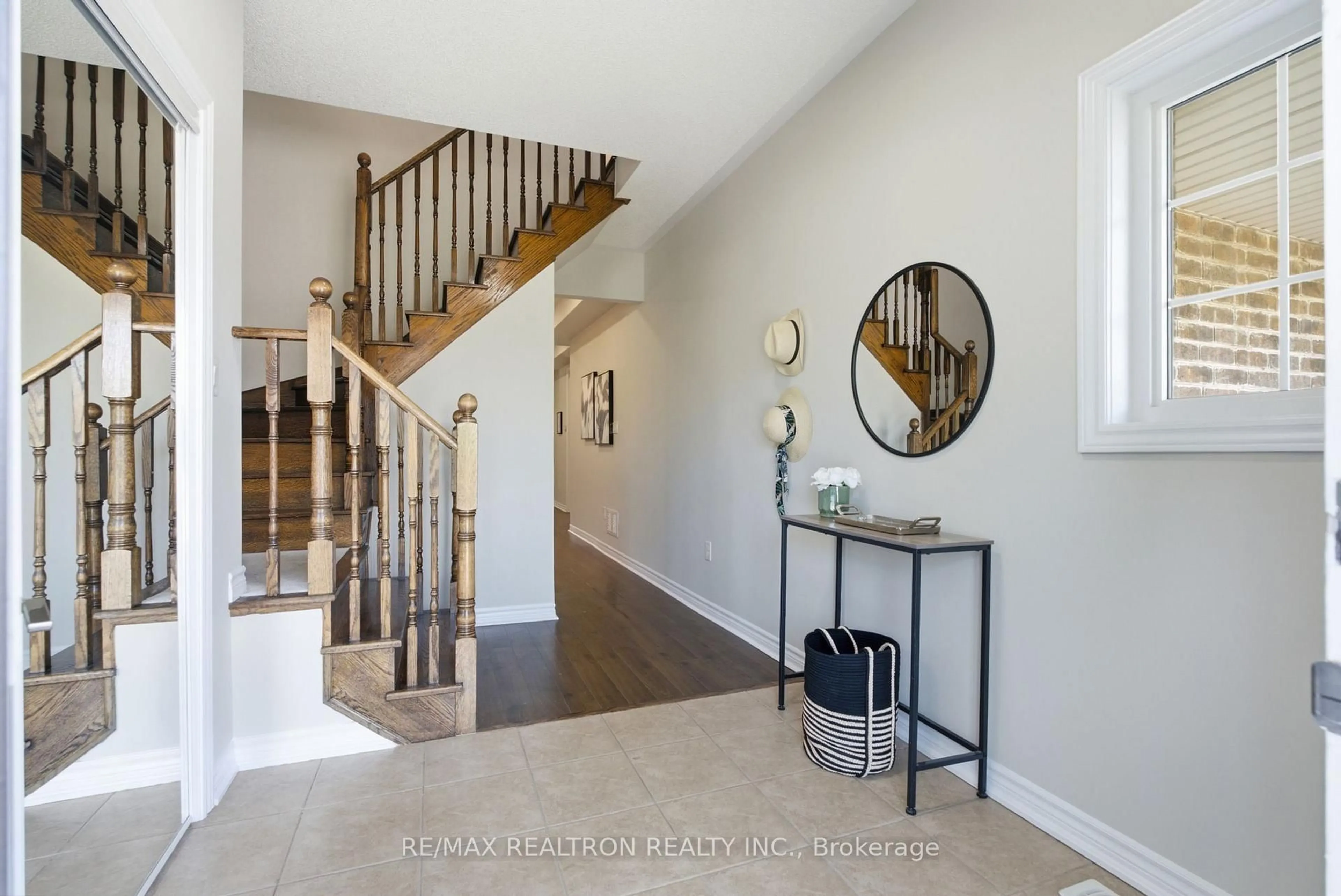 Indoor entryway for 281 Sloss Crt, Newmarket Ontario L3X 0G1