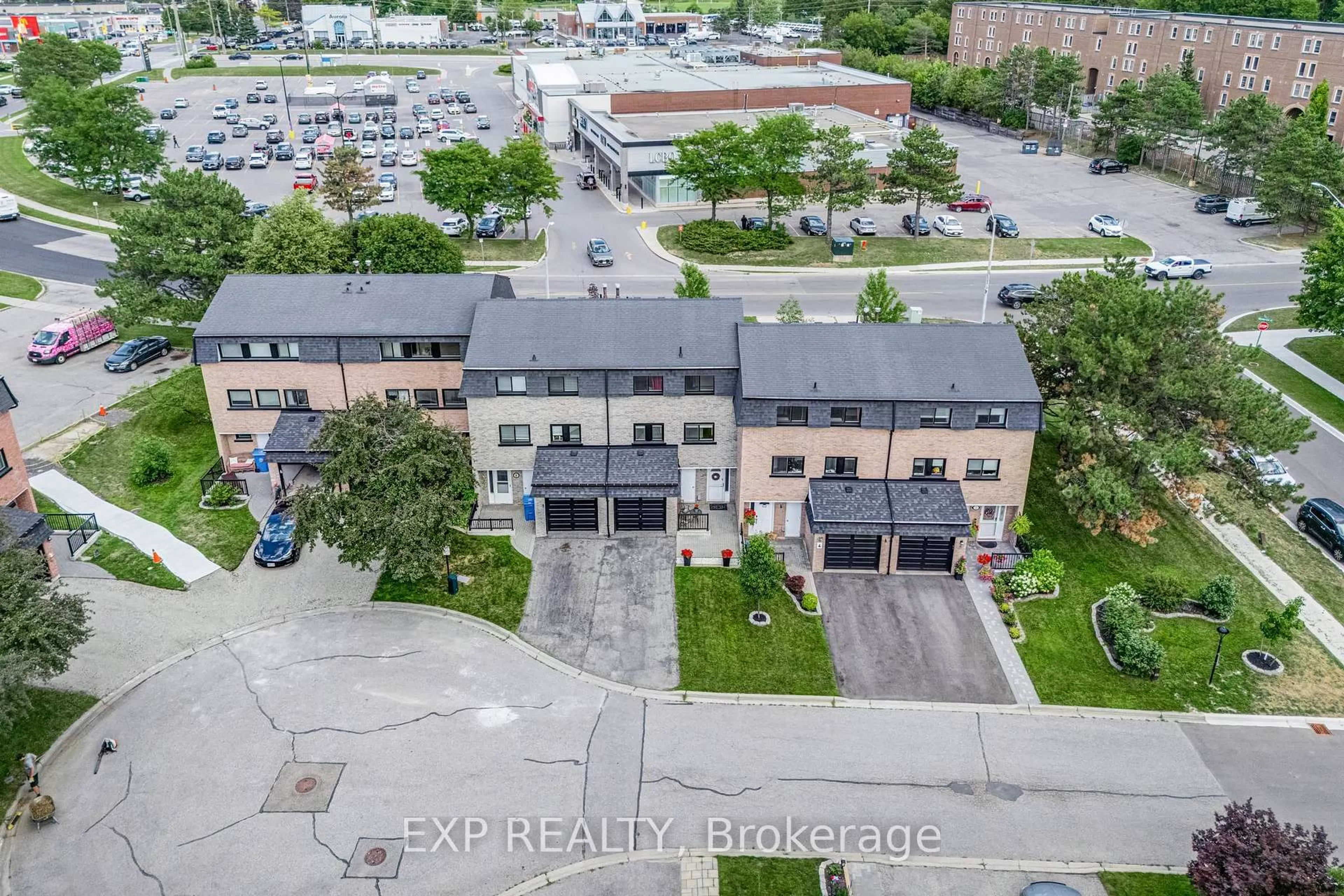 A pic from outside/outdoor area/front of a property/back of a property/a pic from drone, unknown for 6 Poplar Cres, Aurora Ontario L4G 3M4