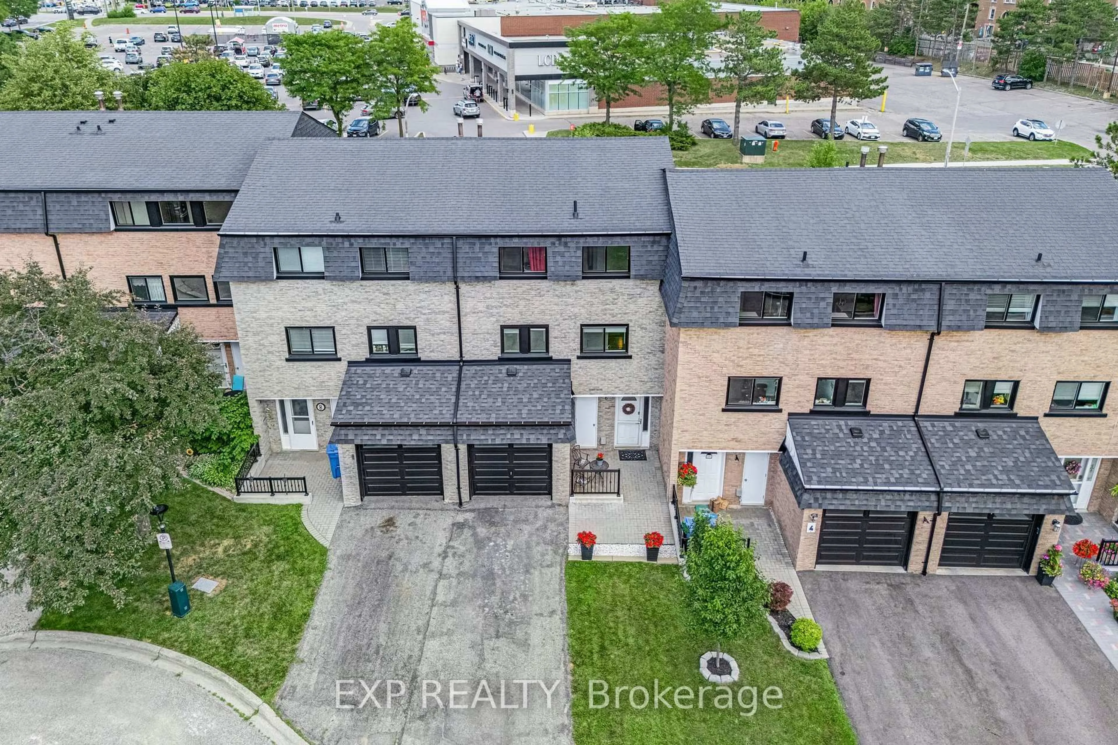 A pic from outside/outdoor area/front of a property/back of a property/a pic from drone, street for 6 Poplar Cres, Aurora Ontario L4G 3M4