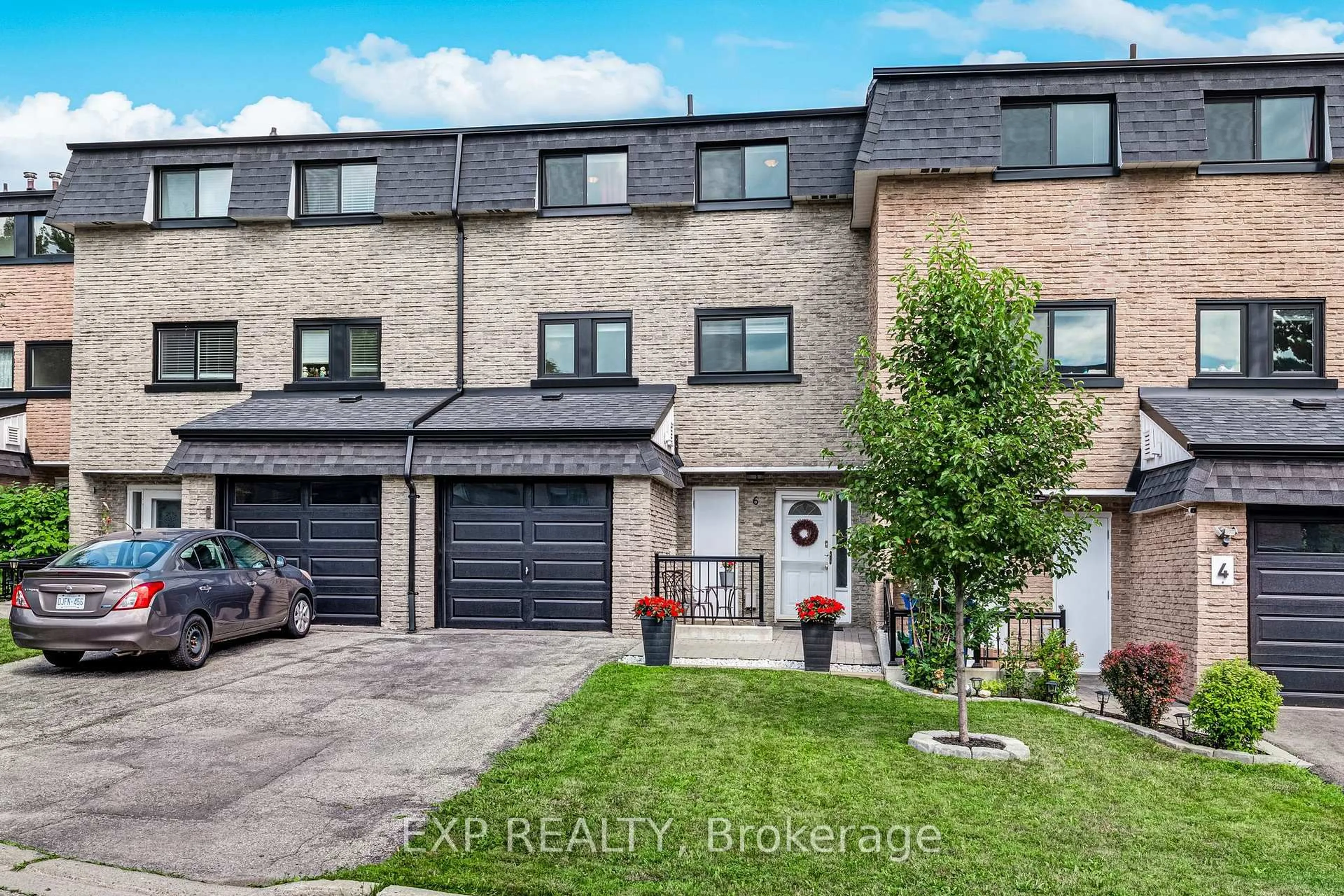 A pic from outside/outdoor area/front of a property/back of a property/a pic from drone, street for 6 Poplar Cres, Aurora Ontario L4G 3M4