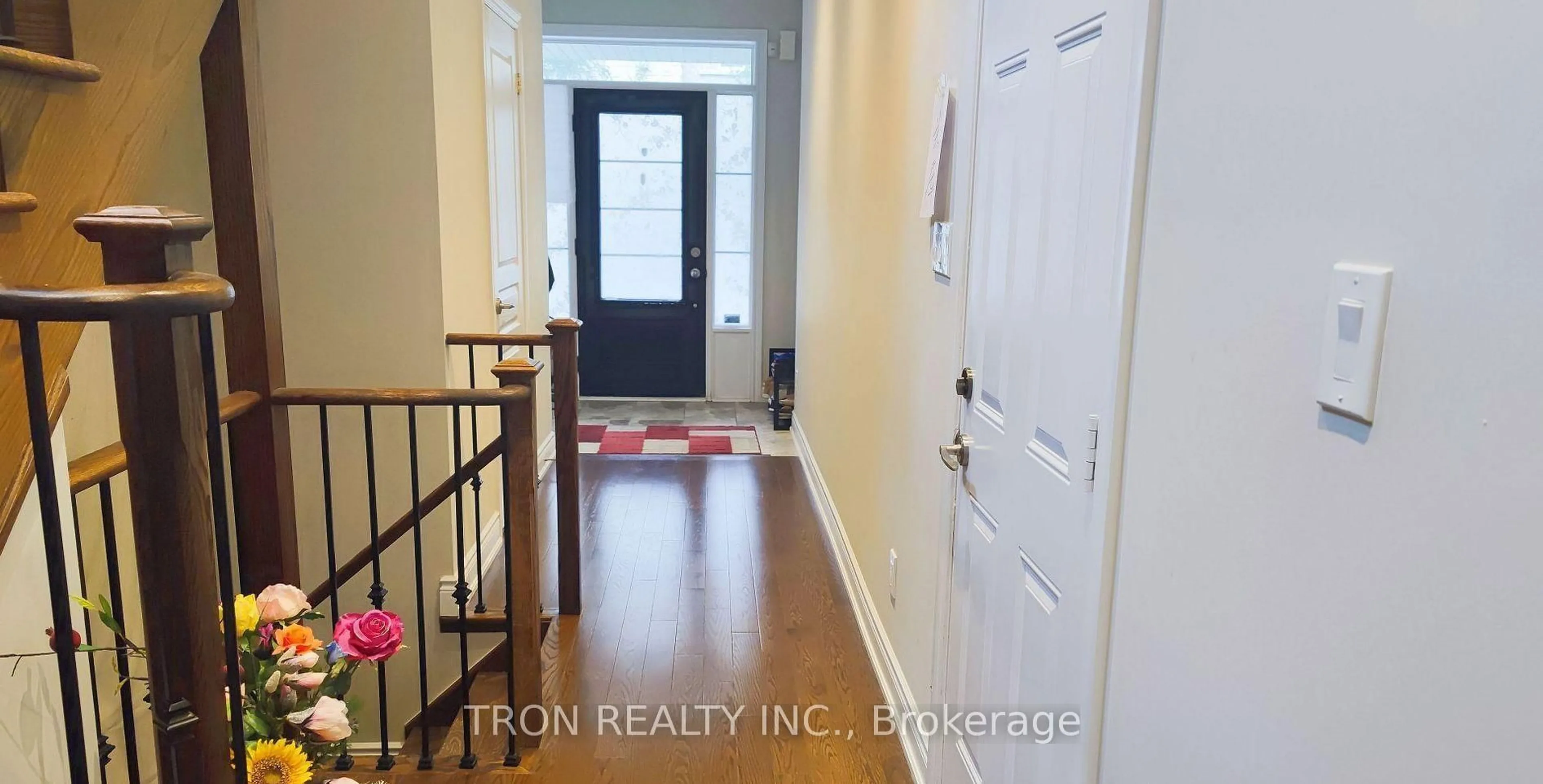 Indoor entryway for 33 Mazarine Lane, Richmond Hill Ontario L4S 0G2