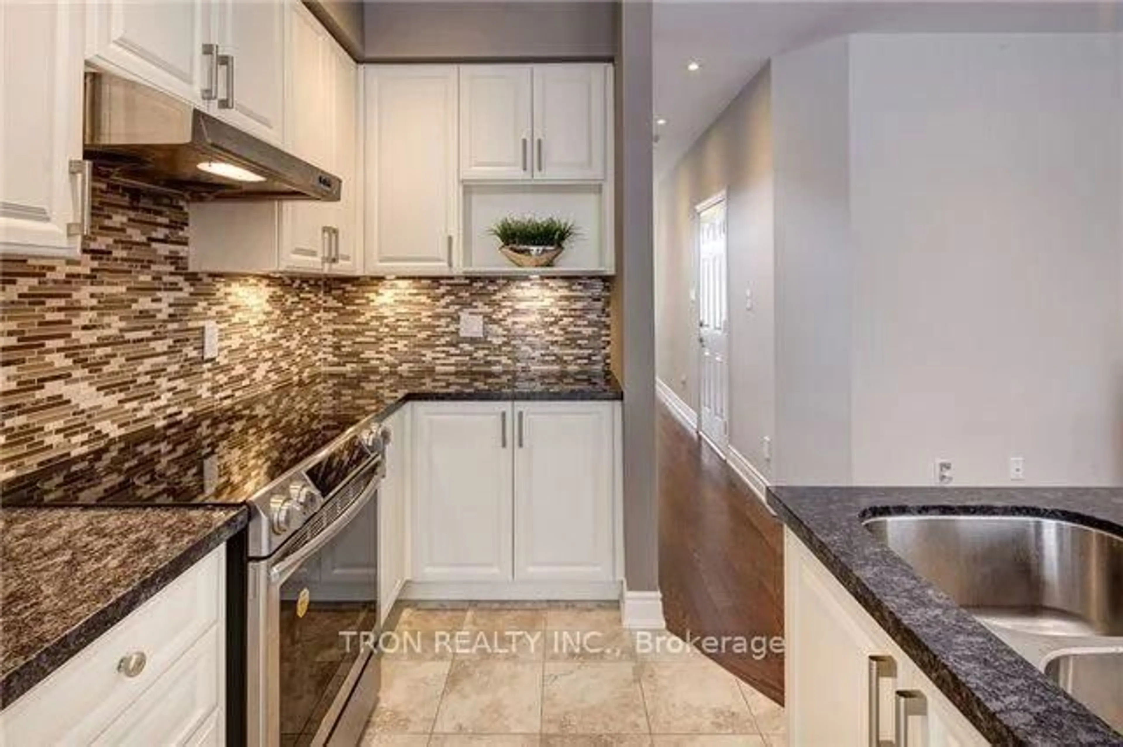 Contemporary kitchen, ceramic/tile floor for 33 Mazarine Lane, Richmond Hill Ontario L4S 0G2