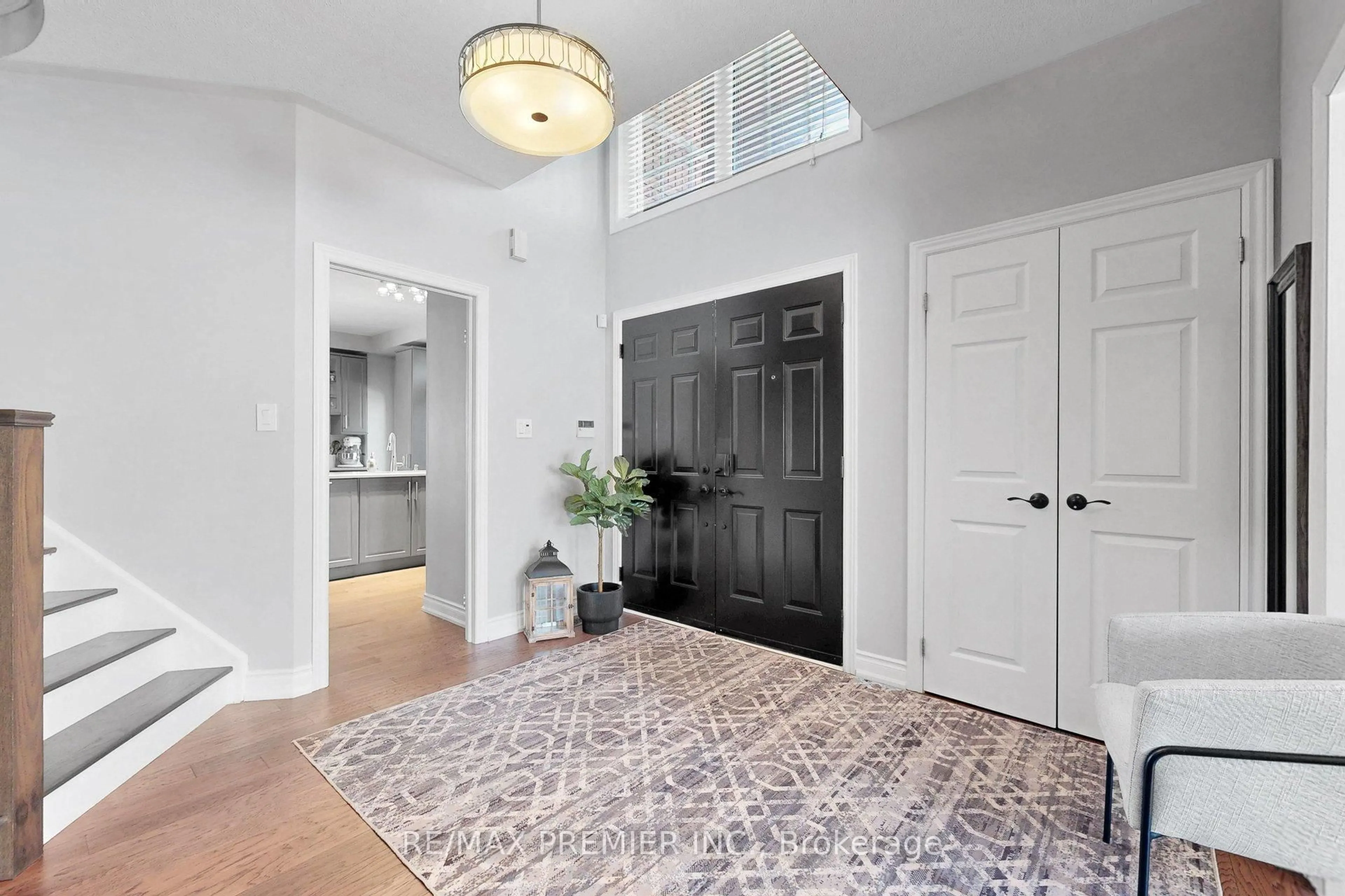 Indoor entryway for 124 Kingsview Dr, Vaughan Ontario L4H 3B4
