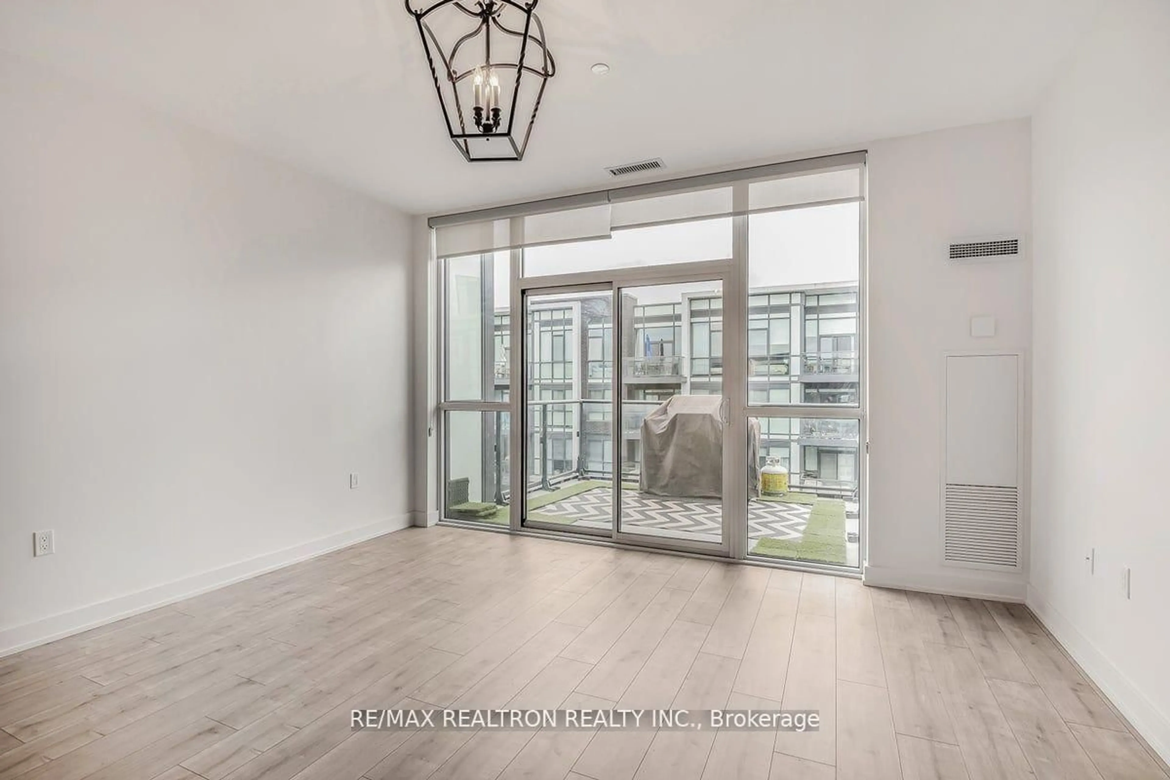 Indoor entryway for 375 Sea Ray Ave #437, Innisfil Ontario L9S 0N9